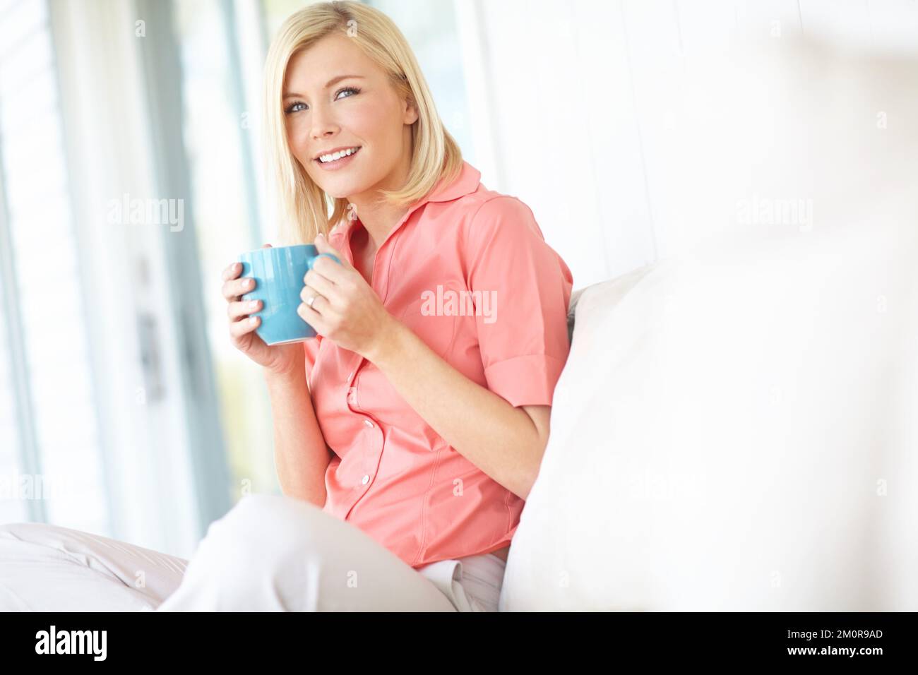 Oggi è solo per me. una bella donna bionda che si rilassa a casa. Foto Stock