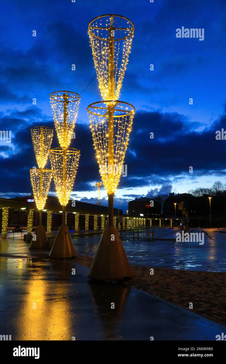 Belle luci di stagione, luci di Natale, contro il cielo blu profondo mattina prima di daybreak. Foto Stock