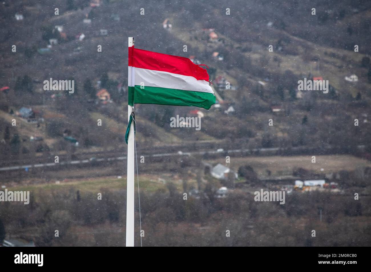 Nagymaros: Riva del Danubio e colline, con bandiera ungherese sul fronte. Ungheria Foto Stock