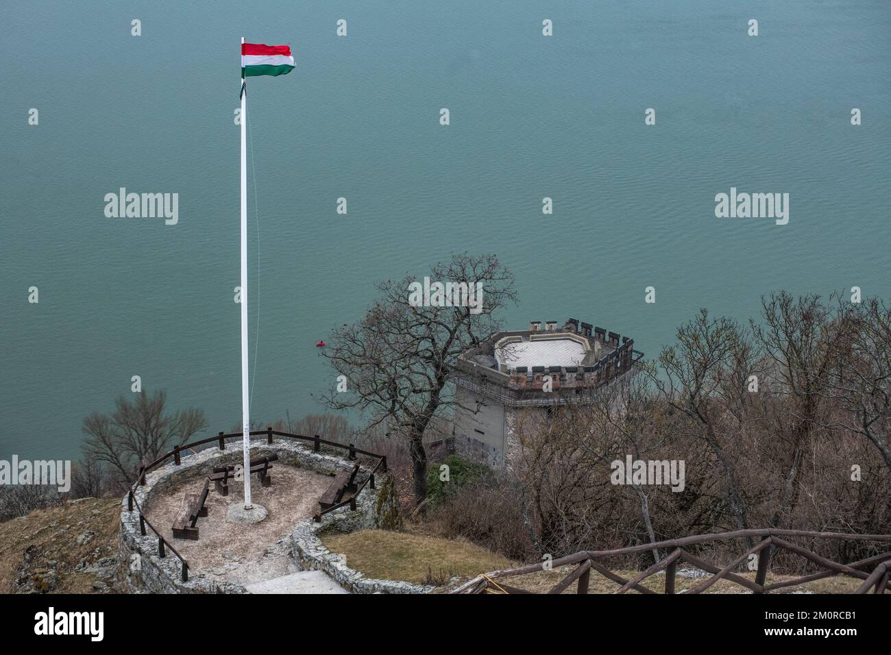Visegrad: Fiume Danubio con bandiera ungherese sul fronte. Ungheria Foto Stock