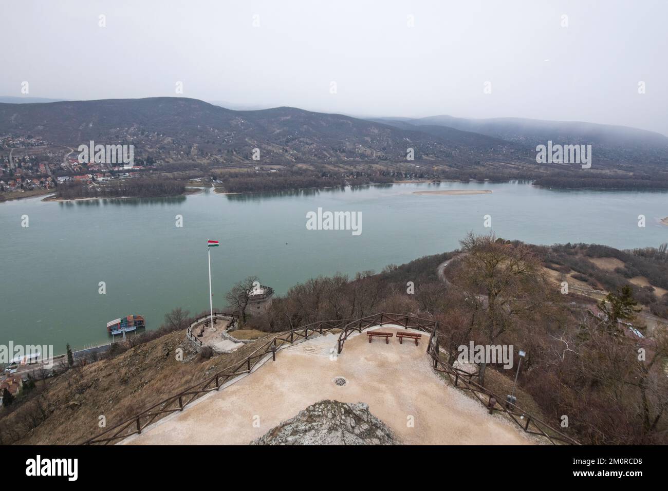 Visegrad e Nagymaros, su entrambi i lati del Danubio, con la bandiera ungherese sul fronte. Ungheria Foto Stock