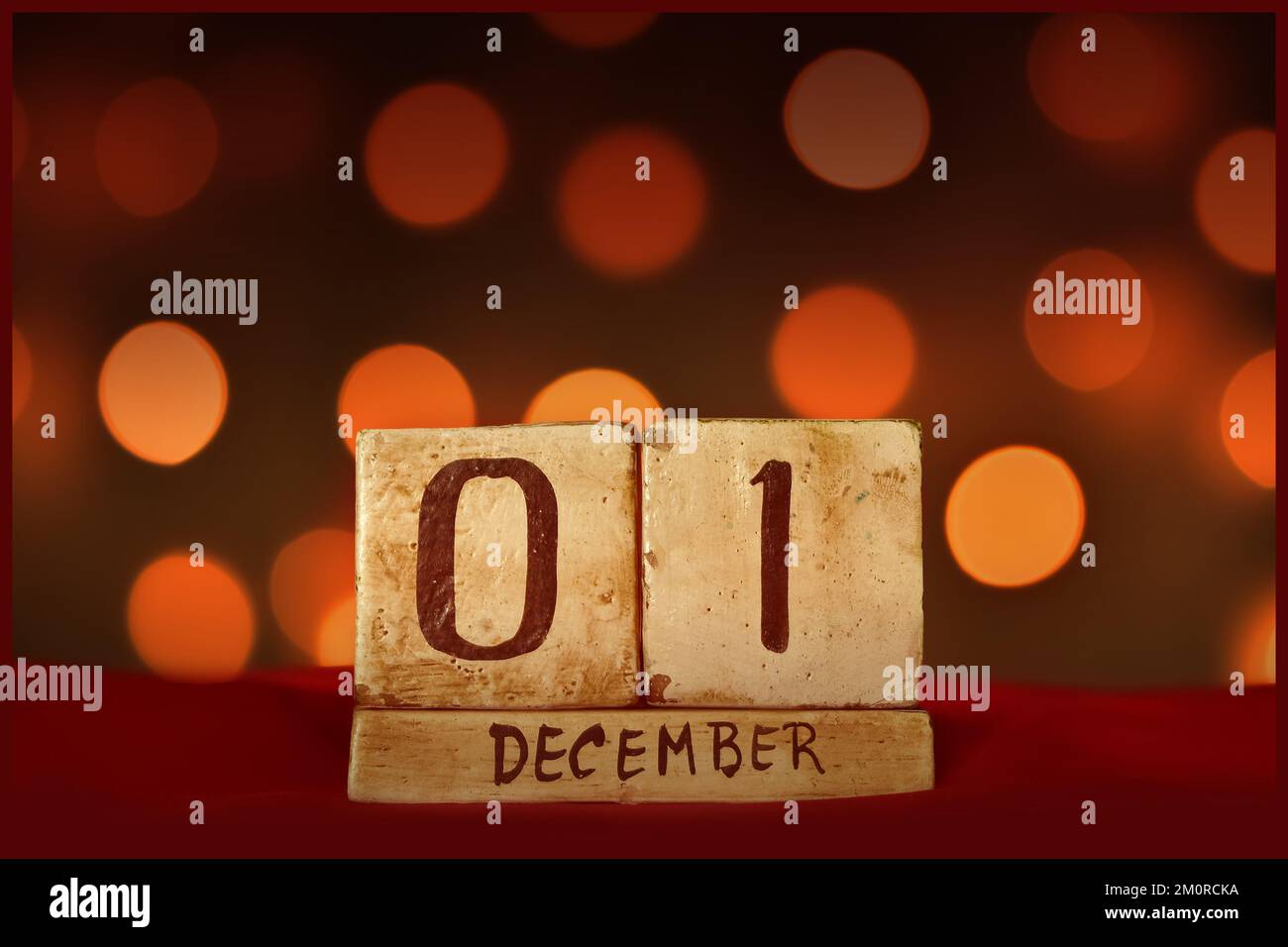 Dicembre 1 calendario in legno blocco vintage su tessuto rosso, festive bokeh luci sfondo biglietto di auguri per celebrare le vacanze, compleanno, salvare la data fo Foto Stock