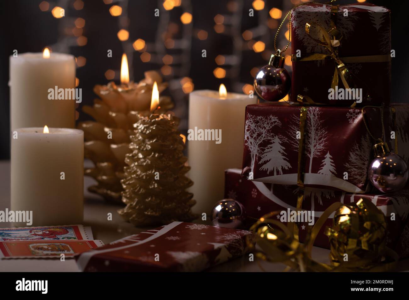 foto di candele accese e una montagna di regali sul tavolo Foto Stock
