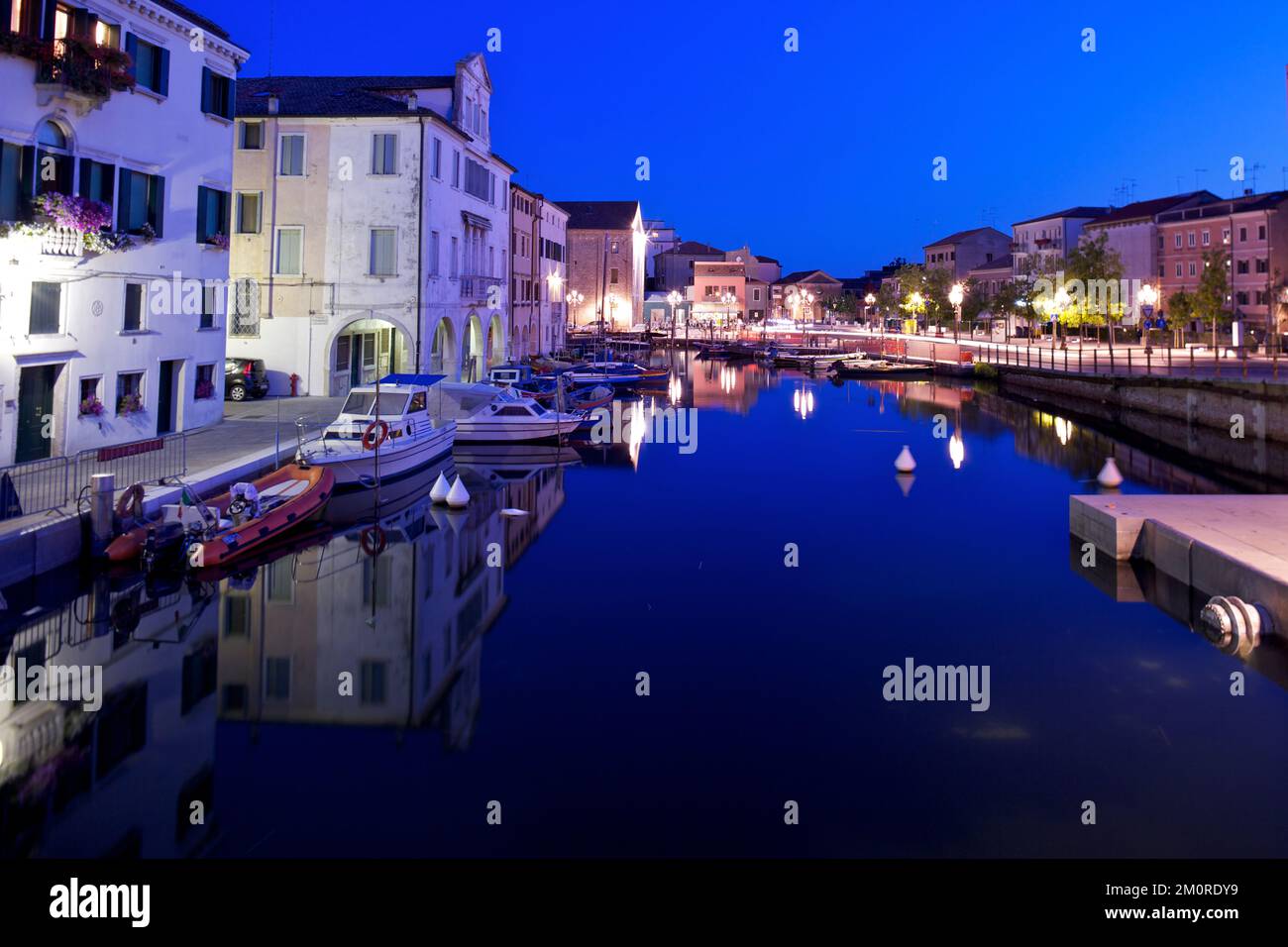 Porto e case. Chioggia, Venezia, Veneto, Italia (bianco e nero su film ILFORD HP5 PLUS di medio formato) Foto Stock