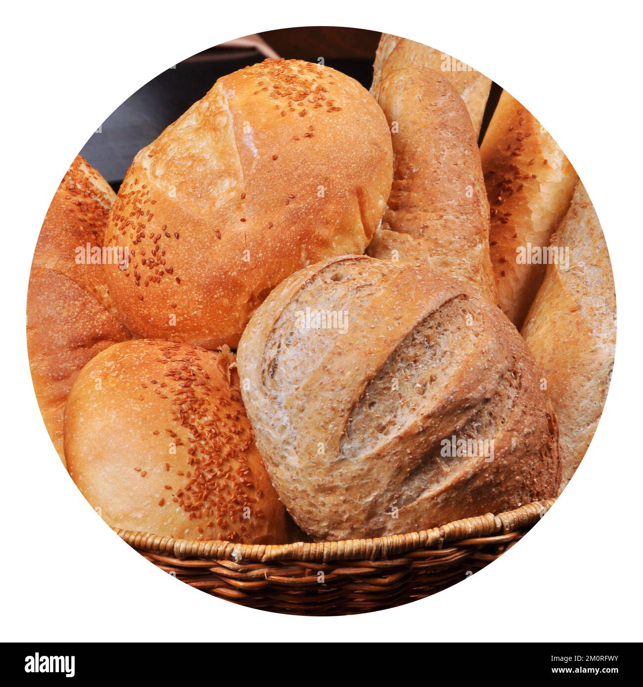 Pane fresco e nutriente e dorato fatto in casa, in un cestino di vimini Foto Stock