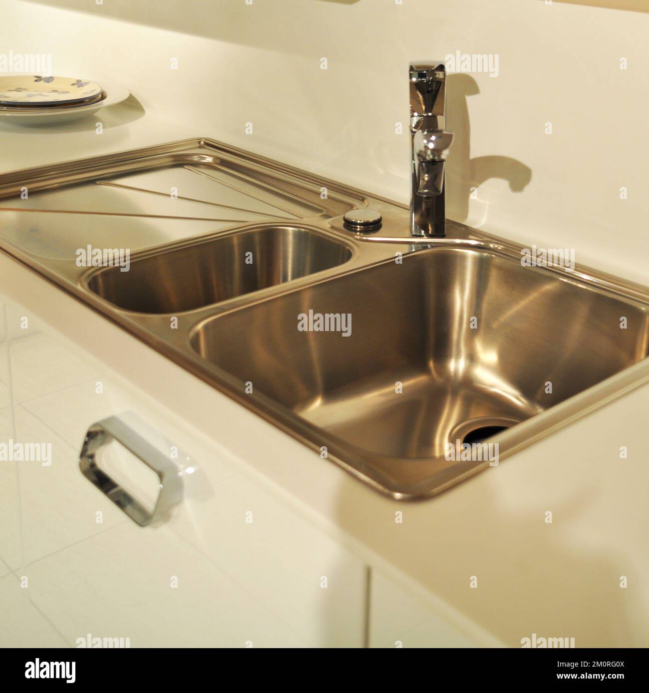 Interno di lussuosa cucina moderna e lavandino, rubinetto e scarico in acciaio inossidabile Foto Stock