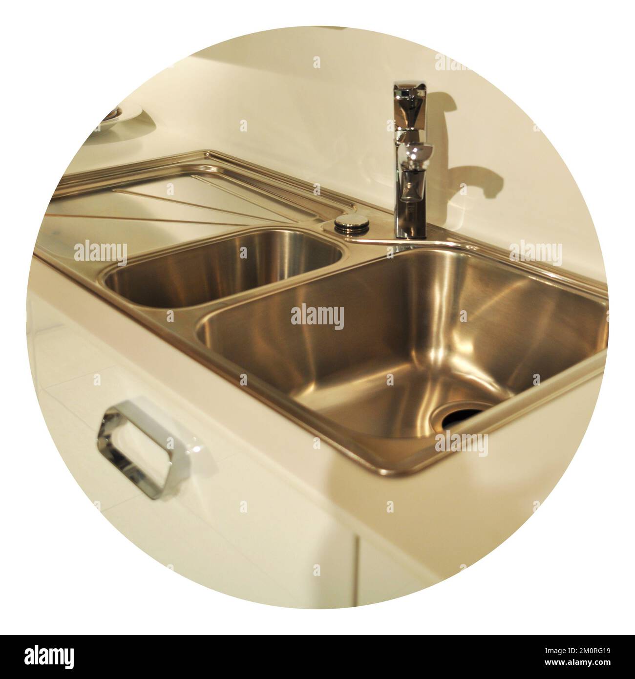 Interno di lussuosa cucina moderna e lavandino, rubinetto e scarico in acciaio inossidabile Foto Stock