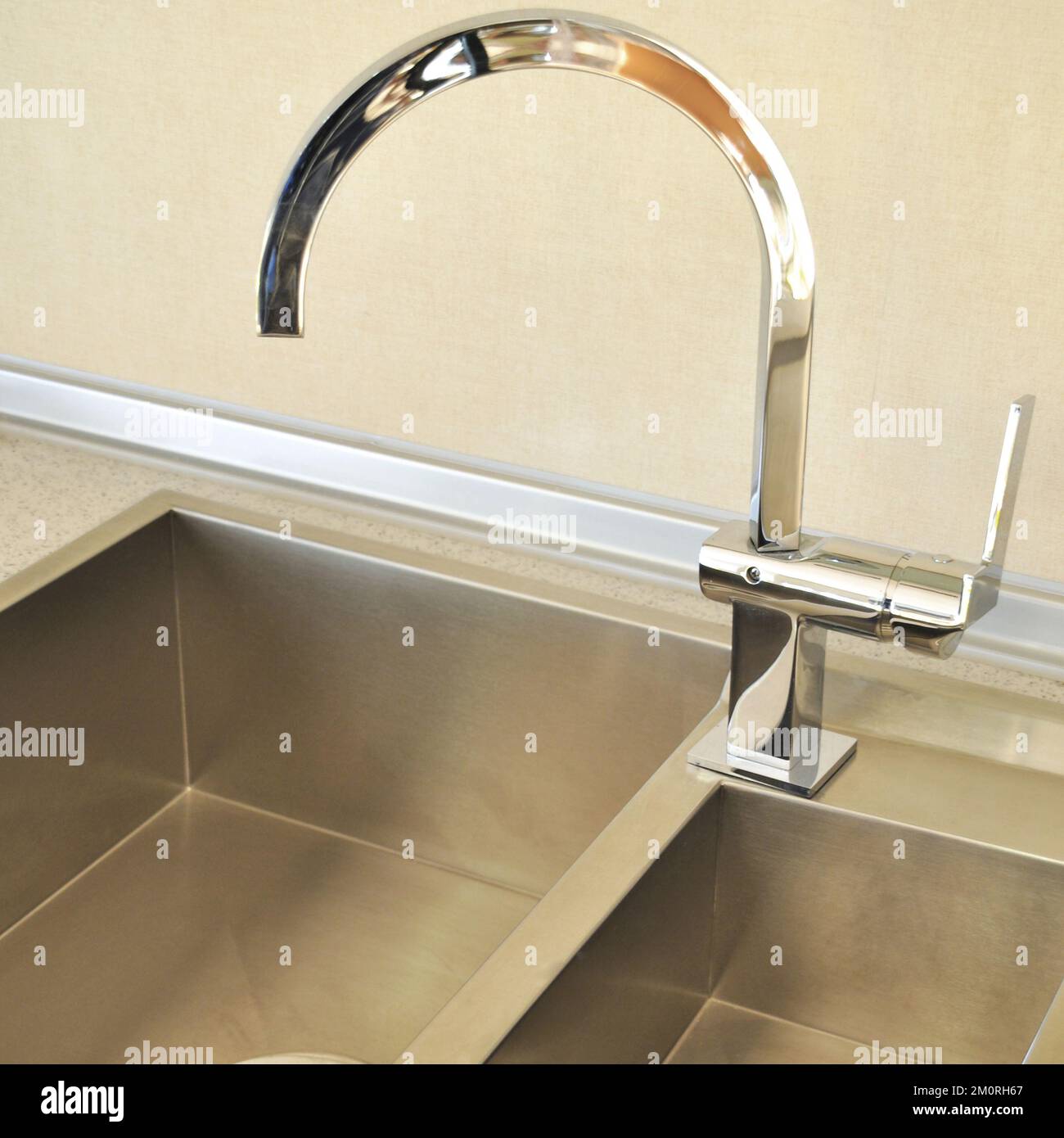 Interno di lussuosa cucina moderna e lavandino, rubinetto e scarico in acciaio inossidabile Foto Stock