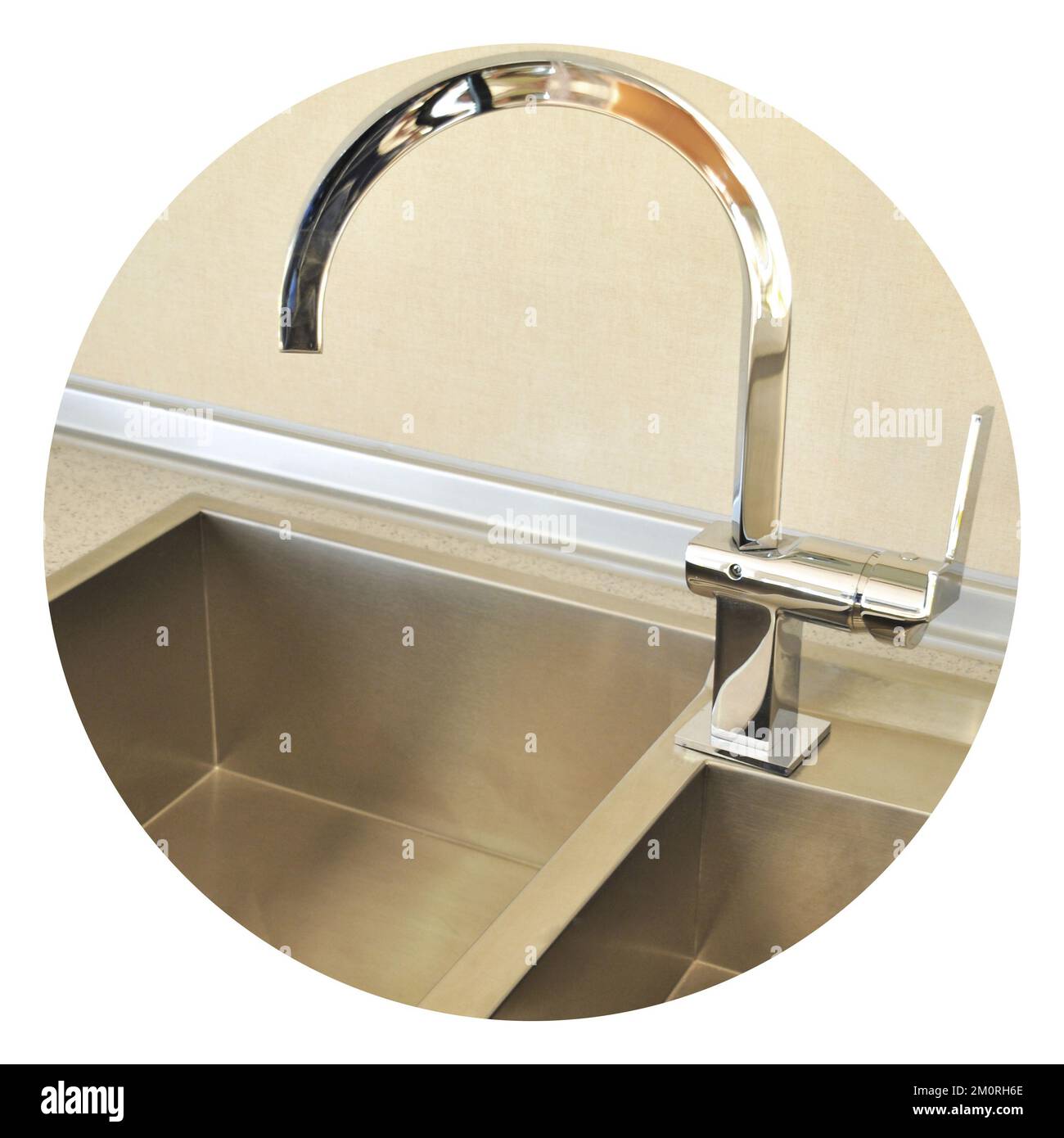 Interno di lussuosa cucina moderna e lavandino, rubinetto e scarico in acciaio inossidabile Foto Stock