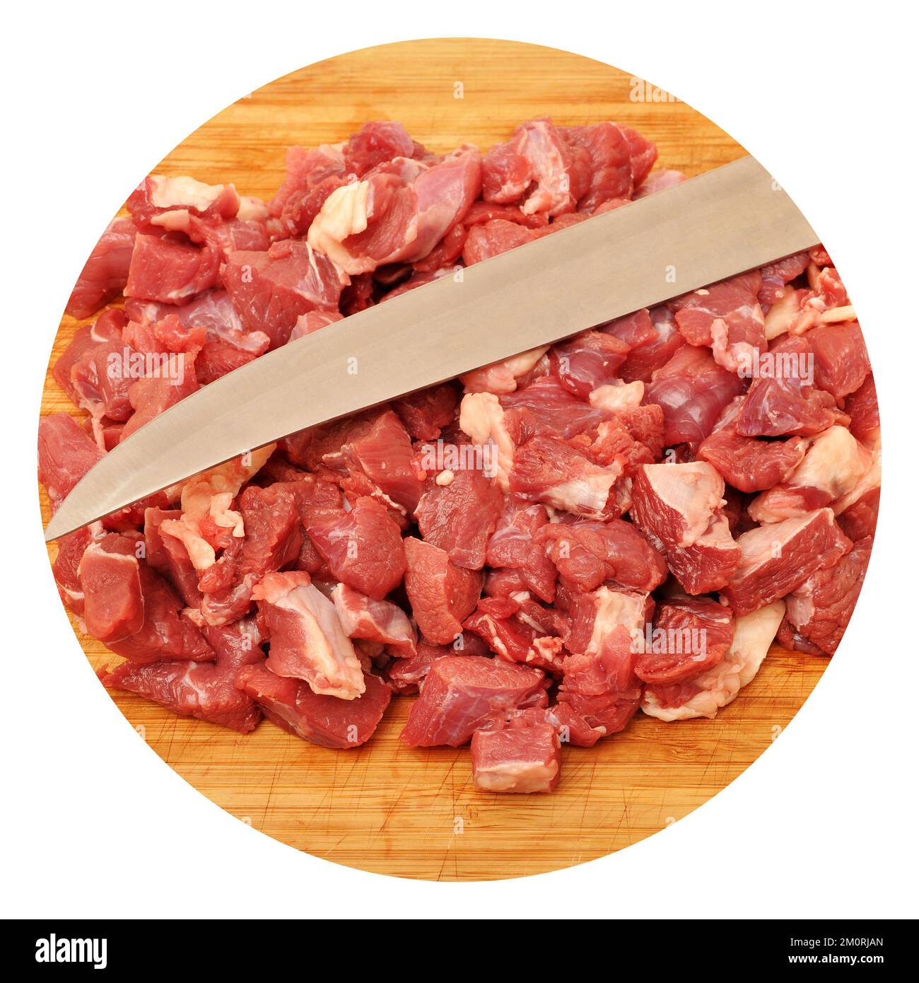Pulire la carne cruda di vacca rossa molto fresca e un coltello affilato, sul tagliere Foto Stock