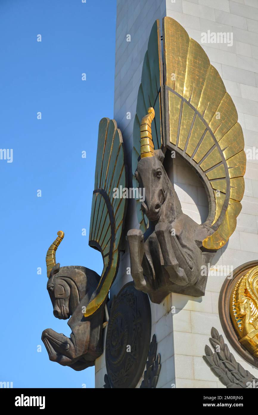 Cavallo con corno d'oro particolare alla stella d'Indipendenza, che segna il 20th ° anniversario di indipendenza. A Karaganda, Kazakistan. Foto Stock