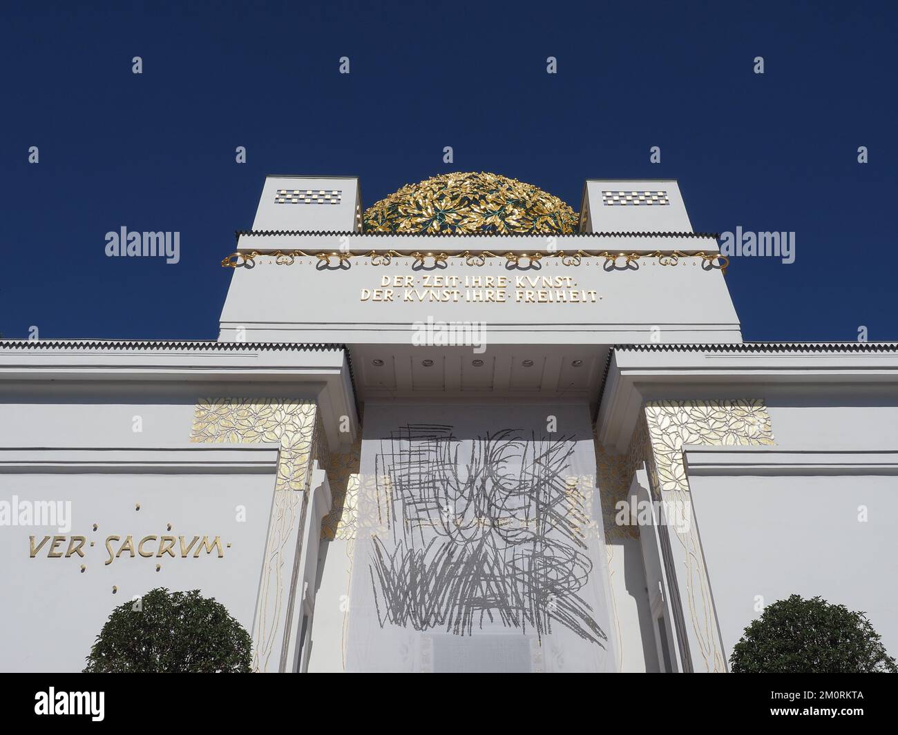 VIENNA, AUSTRIA - CIRCA 2022: Secessione Wiener di Olbrich circa 1897, Der Zeit ihre Kunst Der Kunst ihre Freiheit Ver Sacrum traduzione ad ogni età Foto Stock