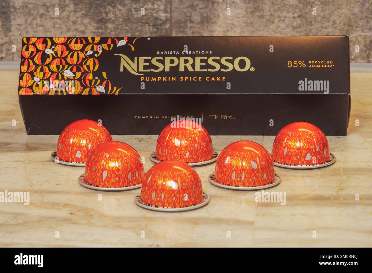 Macchina Nespresso Vertuo Pop zucca torta di spezie cialde in alluminio con  scatola e logo, utilizzate per creare caffè che gocciola l'espresso Foto  stock - Alamy