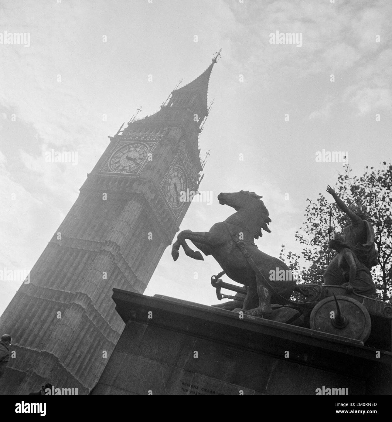 Willem van de poll - la torre dell'orologio della Casa del Parlamento (Big ben) con la statua della regina Baodicea in primo piano Foto Stock