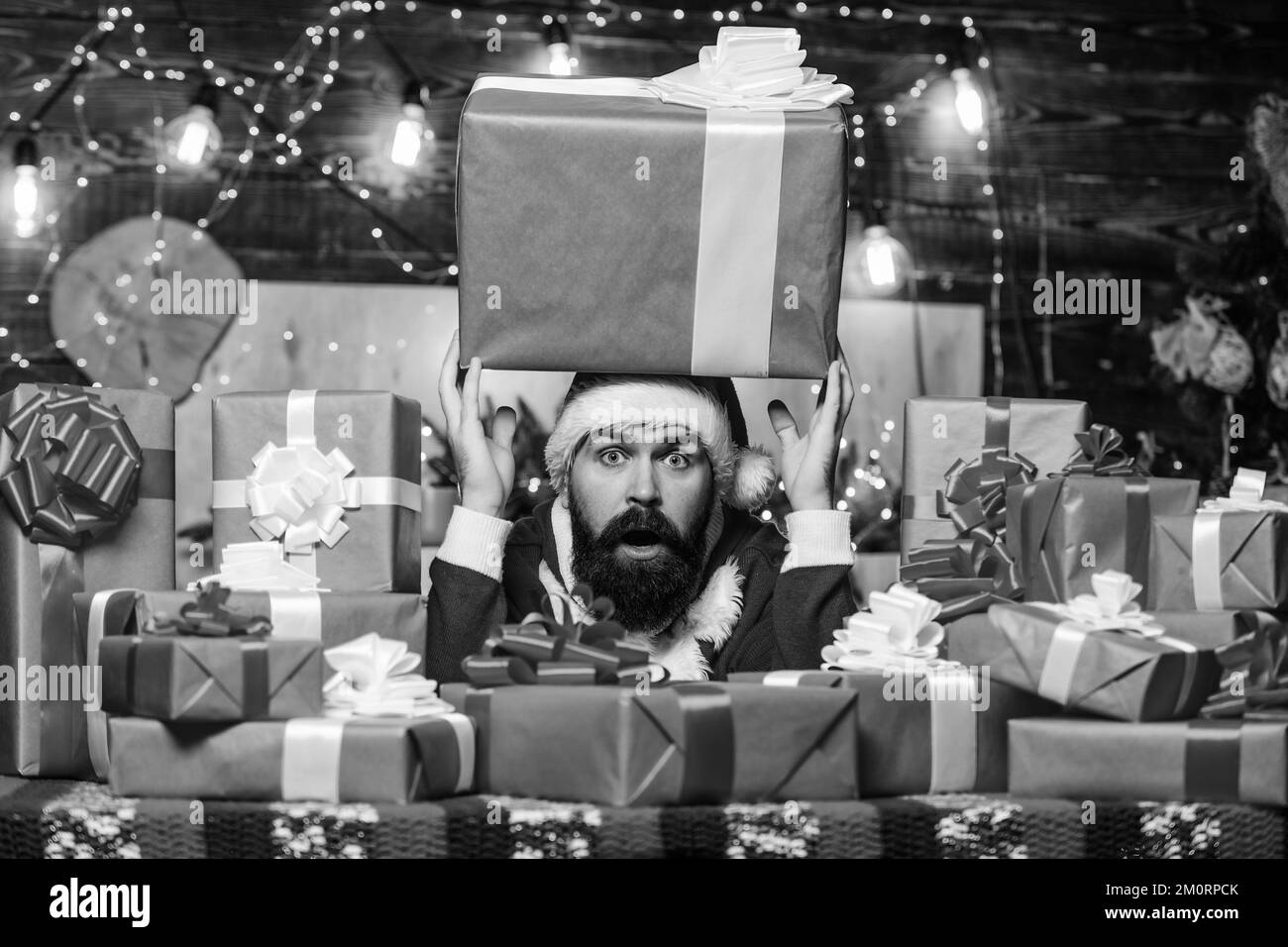 questo è così difficile. hippster babbo natale. Shopping natalizio. vendite di shopping invernali. Elfo allegro. uomo barbuto. Felice Anno Nuovo. Xmas presente casella. natale Foto Stock