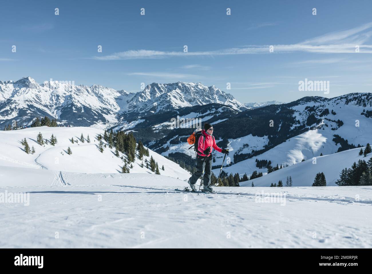 Scialpinismo femminile nelle Alpi austriache vicino alla regione di Hochkonig, Austria Foto Stock