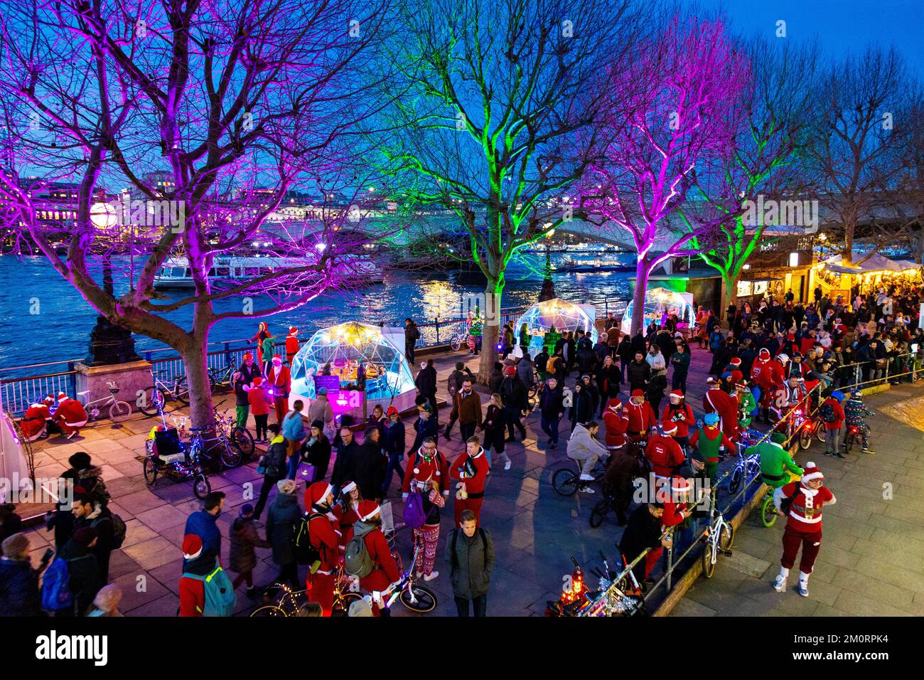 Atmosfera festosa al Southbank con igloos e santas, Southbank, Londra, Regno Unito Foto Stock