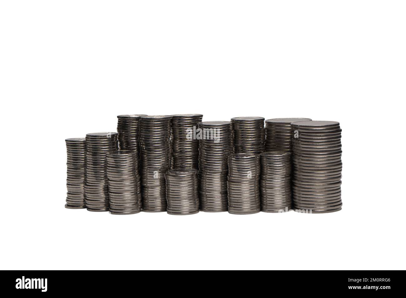 Pila di monete isolate su sfondo bianco. Banche e denaro. Foto Stock