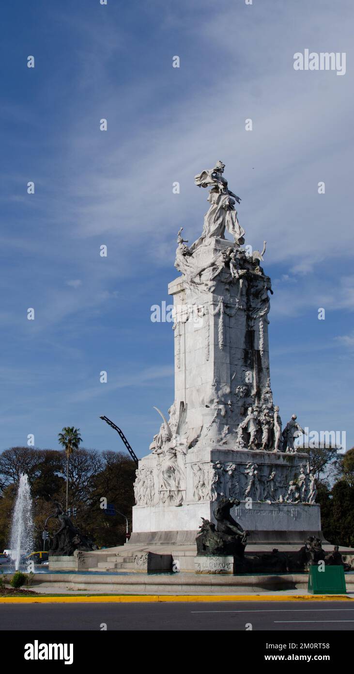 Un bellissimo scatto di monumento alla Magna carta e alle quattro regioni in Argentina sotto il cielo blu Foto Stock