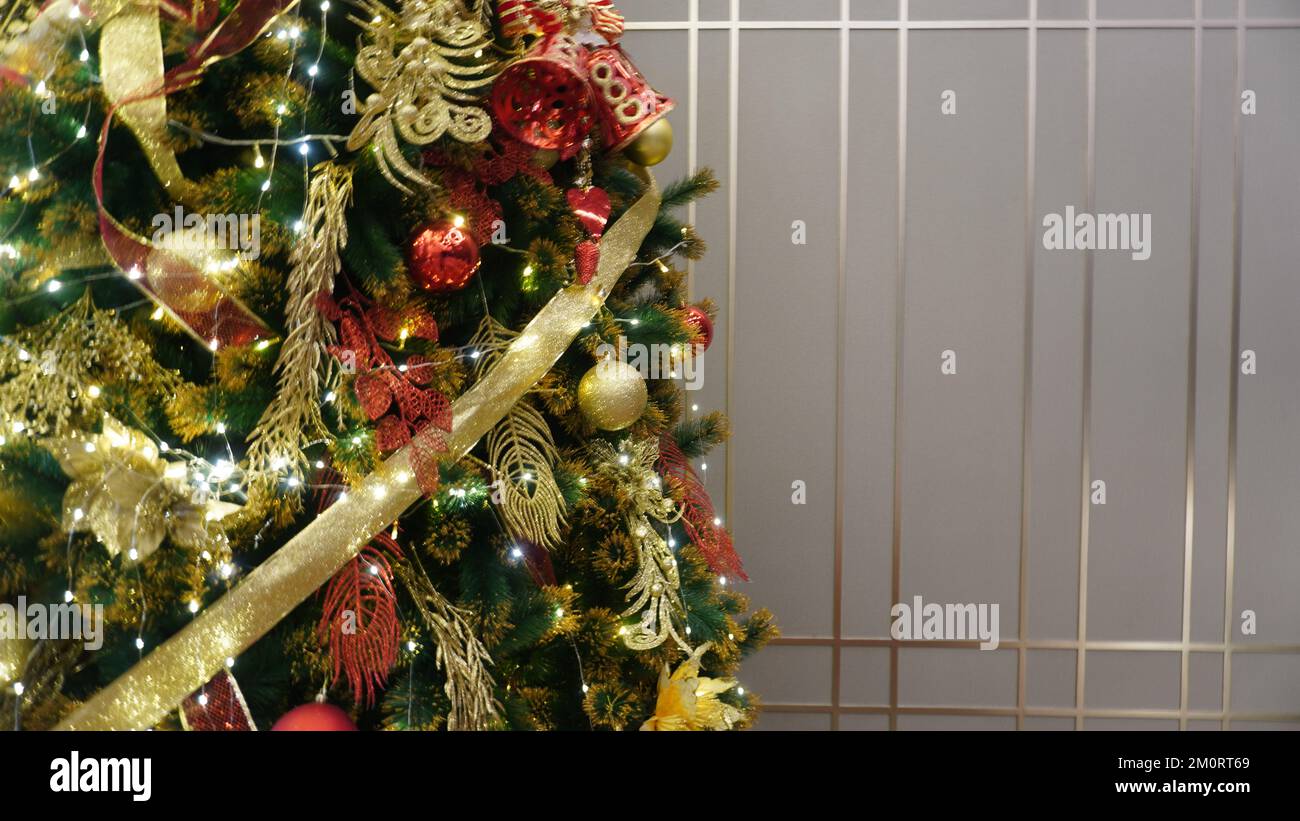 Primo piano concetto copia spazio abete rosso decorazione con neve e luci, stelle, bambola orso, regali di Natale e piante ornamentali per il web, modello Foto Stock Primo piano concetto copia spazio abete rosso decorazione con neve e luci, stelle, bambola orso, regali di Natale e piante ornamentali per il web, modello Foto Stock