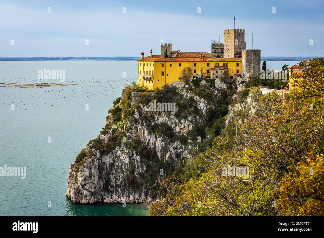 Castello di Duino con vista sul Golfo di Trieste sul mare Adriatico. Foto scattata il 28th novembre 2022 a Duino, provincia di Trieste. Foto Stock