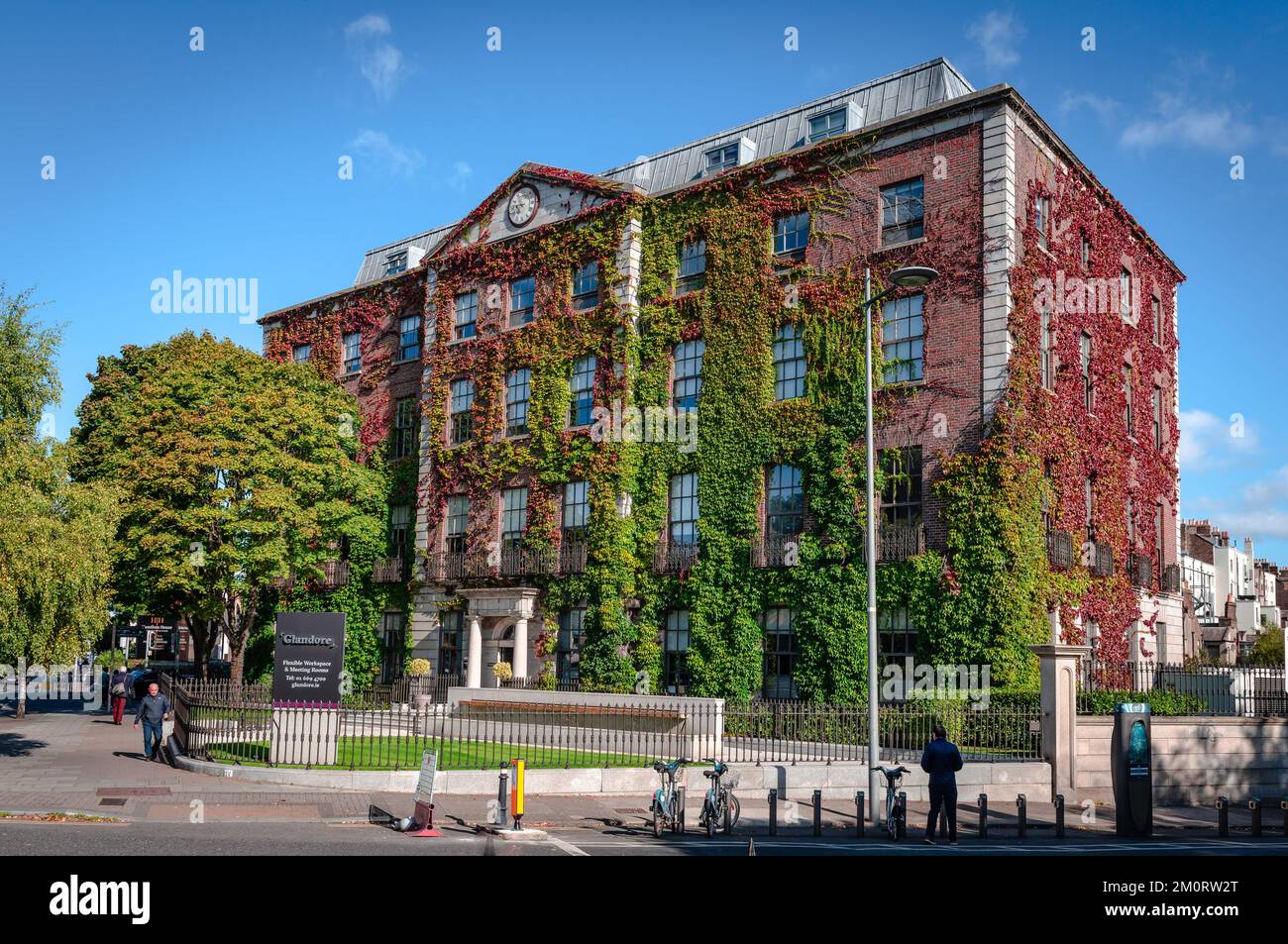 Dublino, Irlanda - 16 settembre 2022: Edificio georgiano in mattoni rossi coperto di edera, che ospita la società Glandore. Foto Stock
