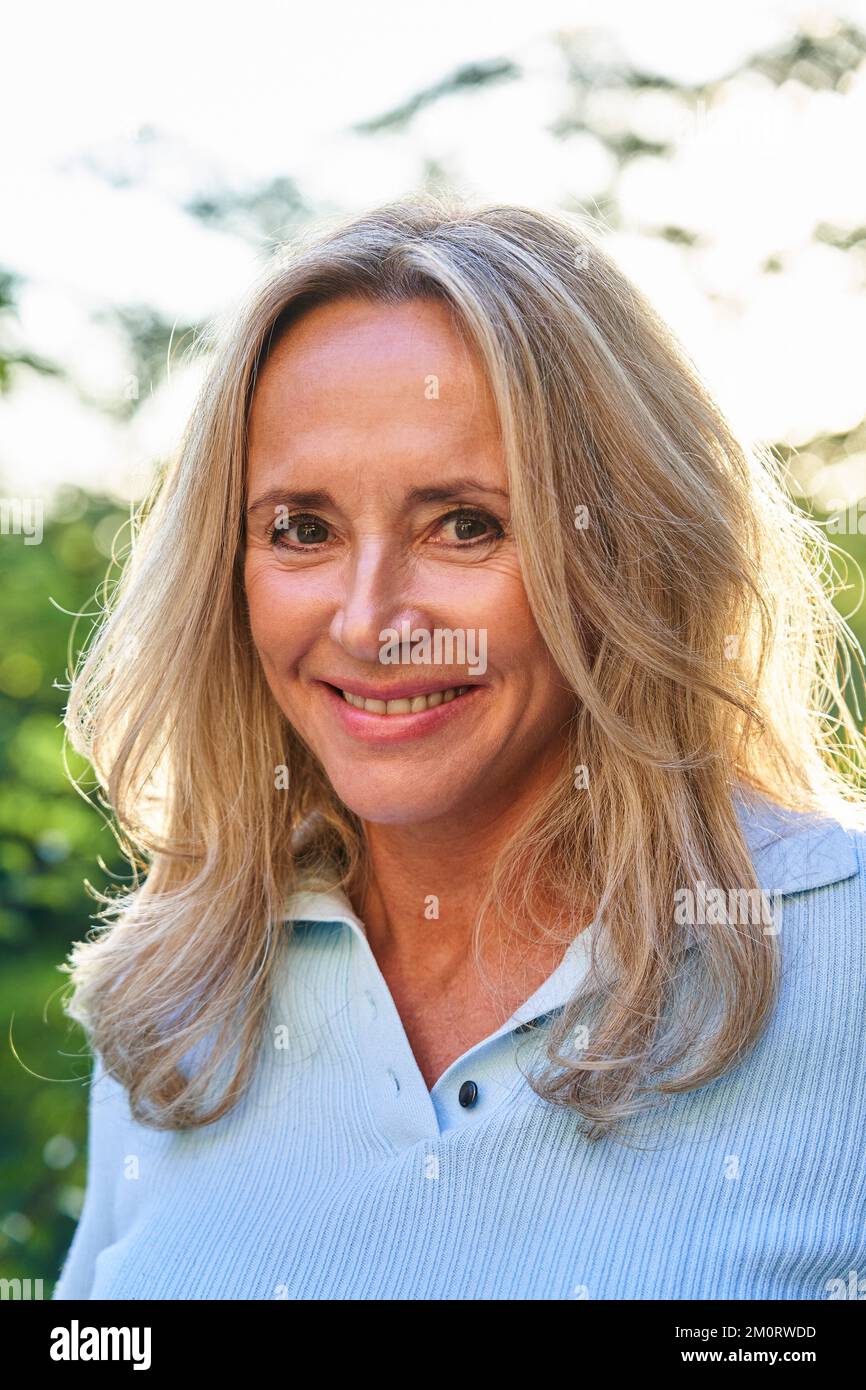 Cheerful senior blonde woman looking at the camera Foto Stock