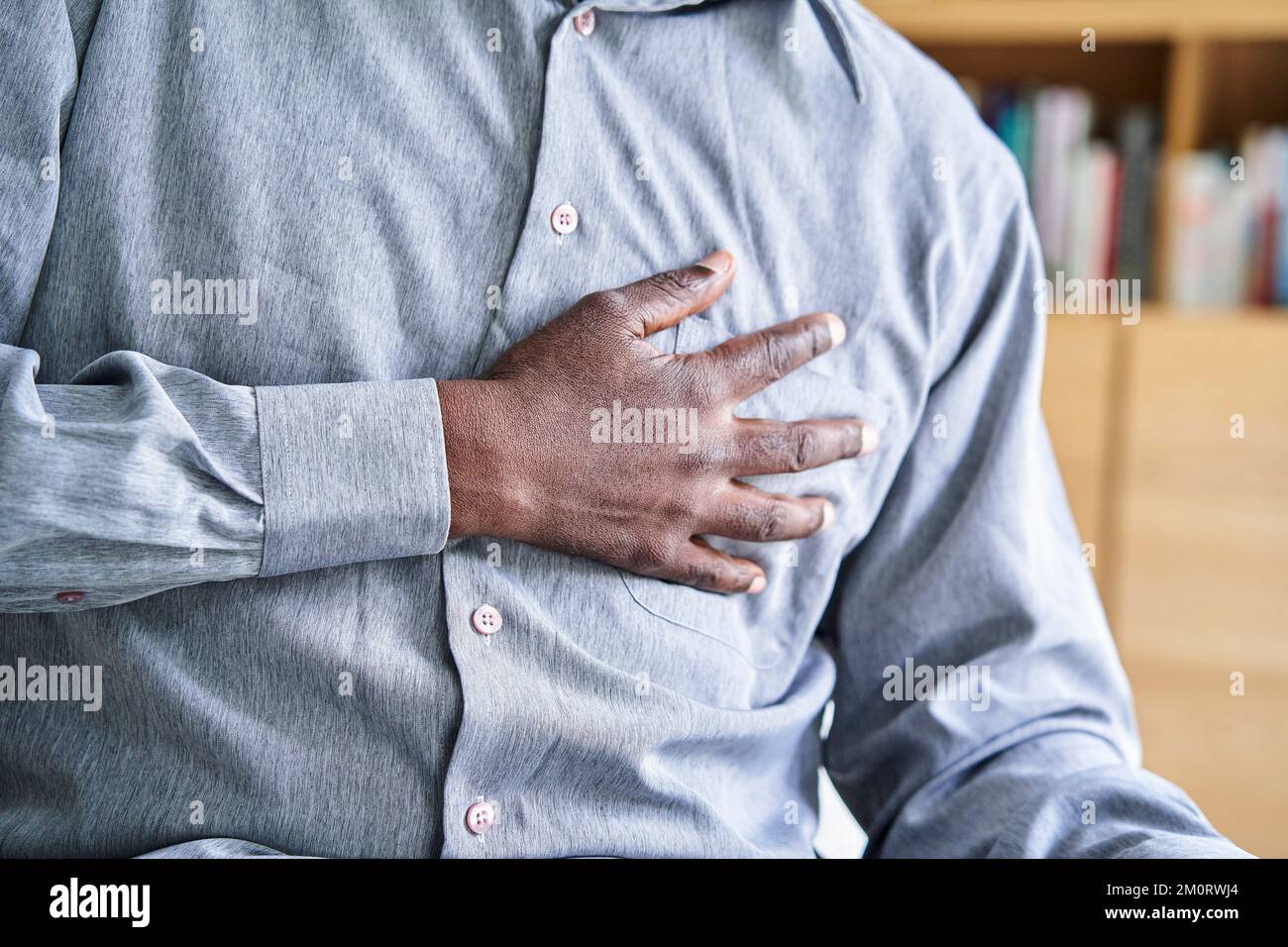 Primo piano di un uomo afro-americano con la mano sul petto Foto Stock