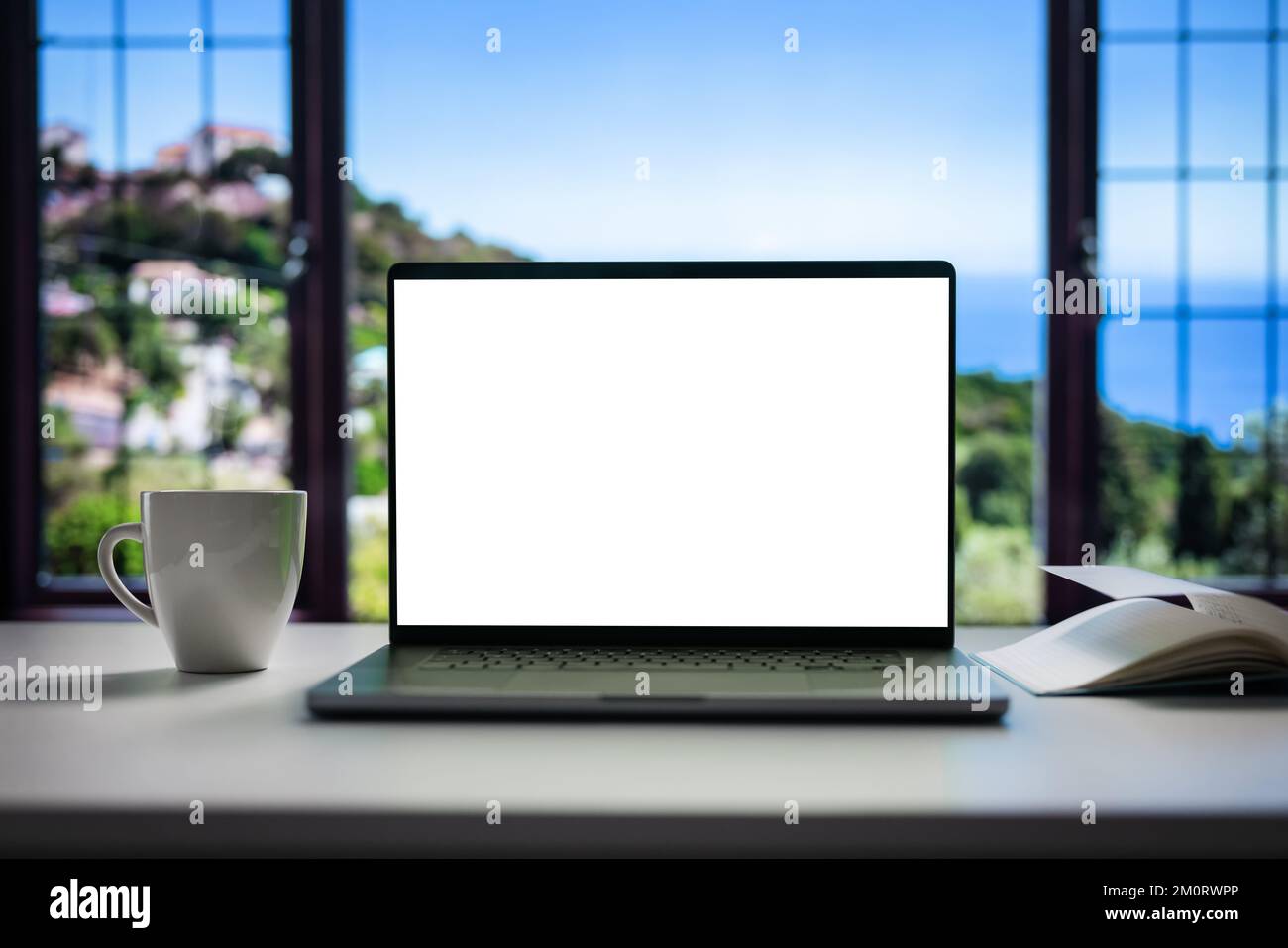 Computer portatile con schermo vuoto sulla scrivania Foto Stock