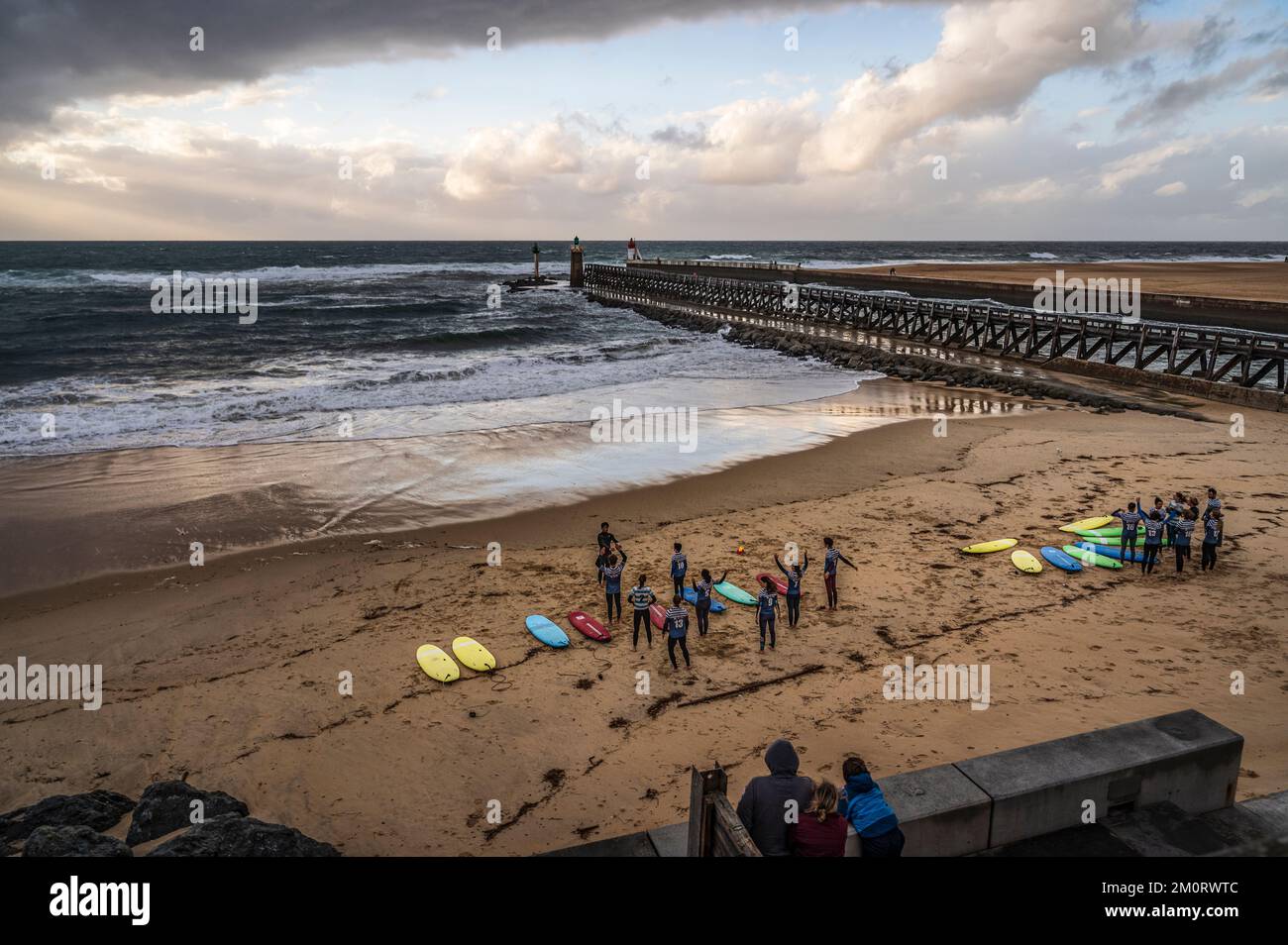 Lezione di surf all'Estacade de Capbretonin Capbreton, Francia Foto Stock