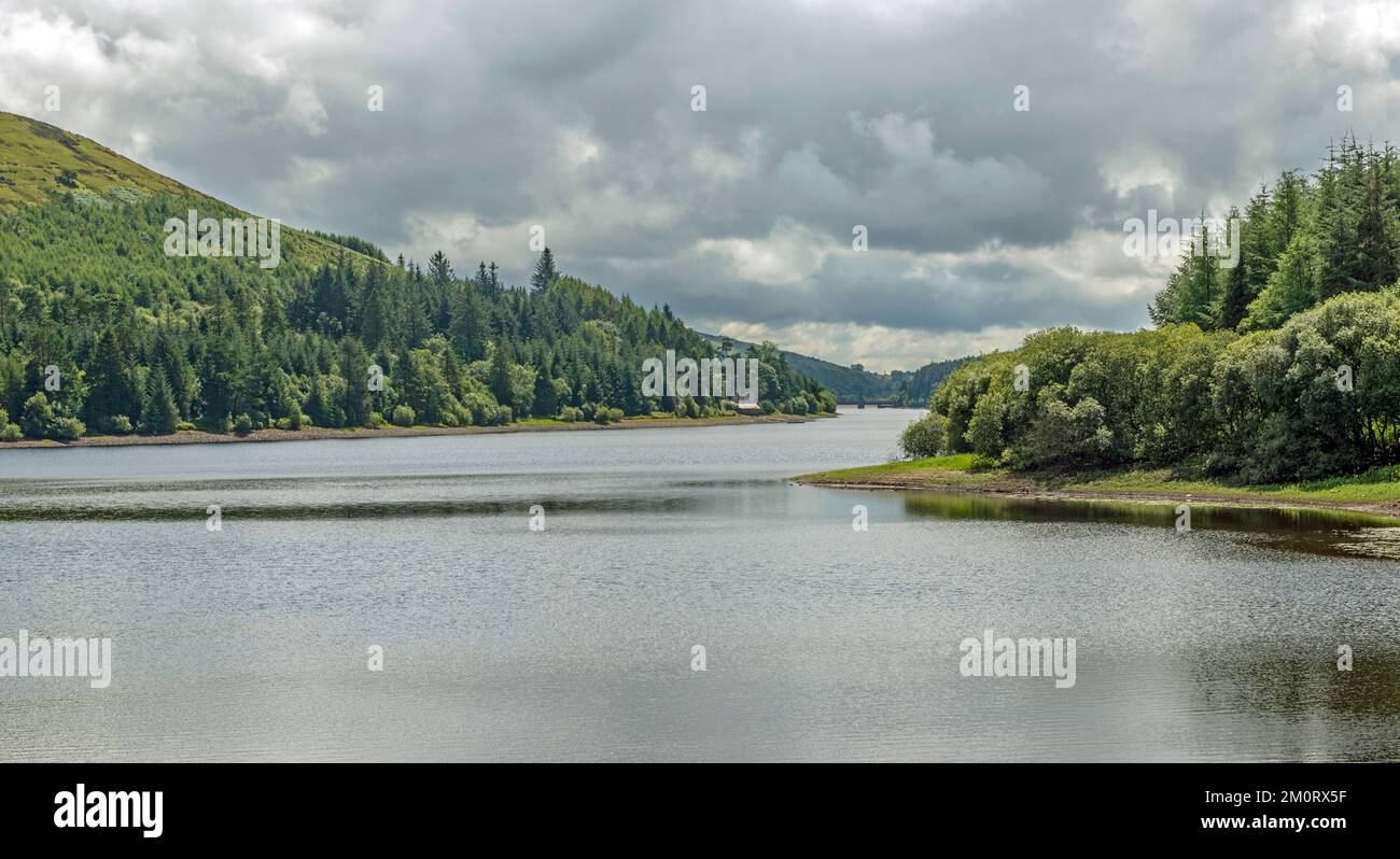 Vista sul lago artificiale Pontsticill nel Central Brecon Beacons Powys South Wales in agosto Foto Stock