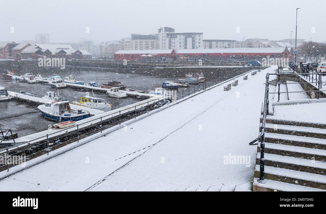 Edimburgo, Scozia, Regno Unito, 8th dicembre 2022. UK Weather: Nevica nella capitale. Nella foto: Cascate di neve pesante al porto di Newhaven che copre il molo e le barche ormeggiate nel porto. Credit: Sally Anderson/Alamy Live News Foto Stock