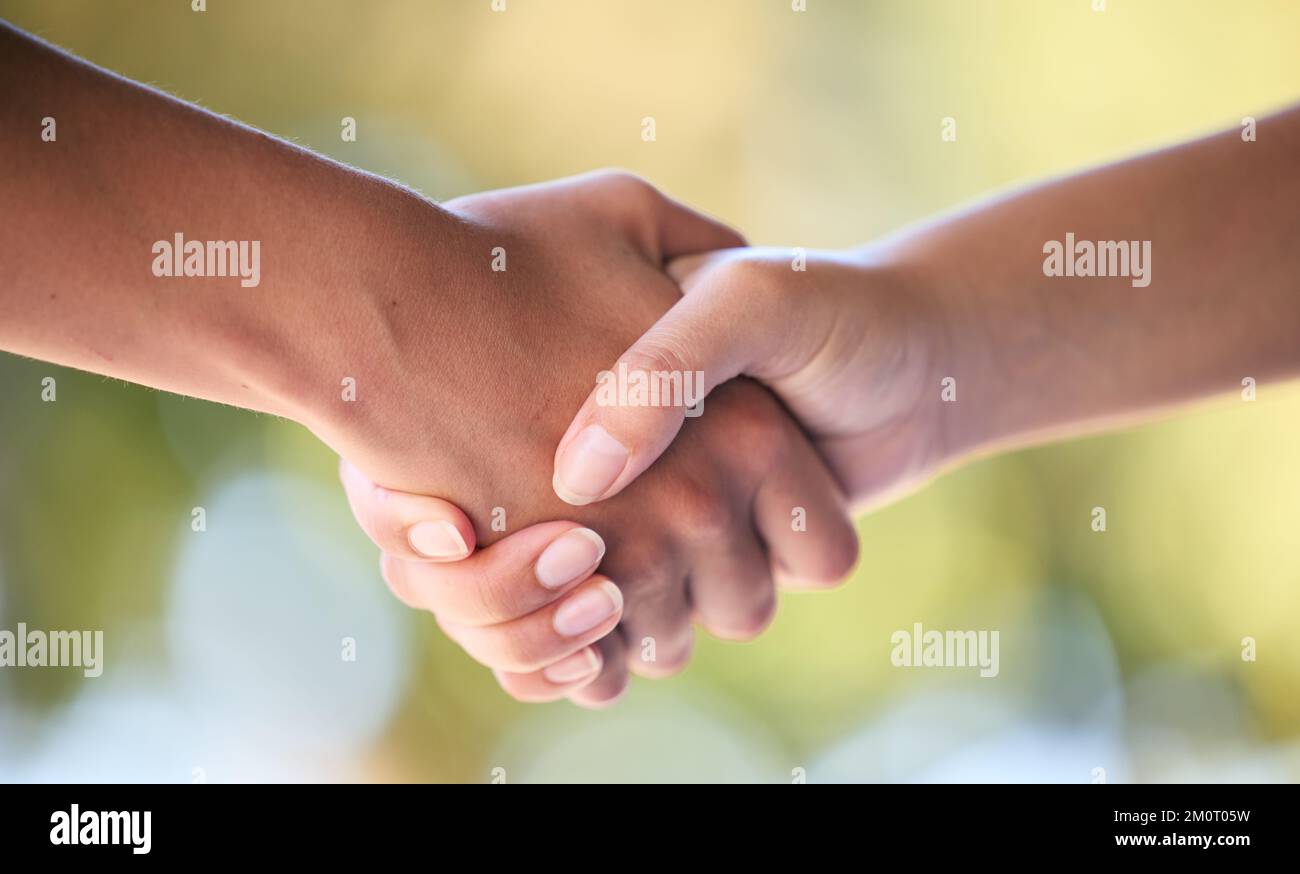 Stretta di mano, sostegno e mani per il sostegno in sport, fitness e esercizio nel parco all'aperto. Lavoro di squadra, collaborazione e donne che si stringono le mani per Foto Stock
