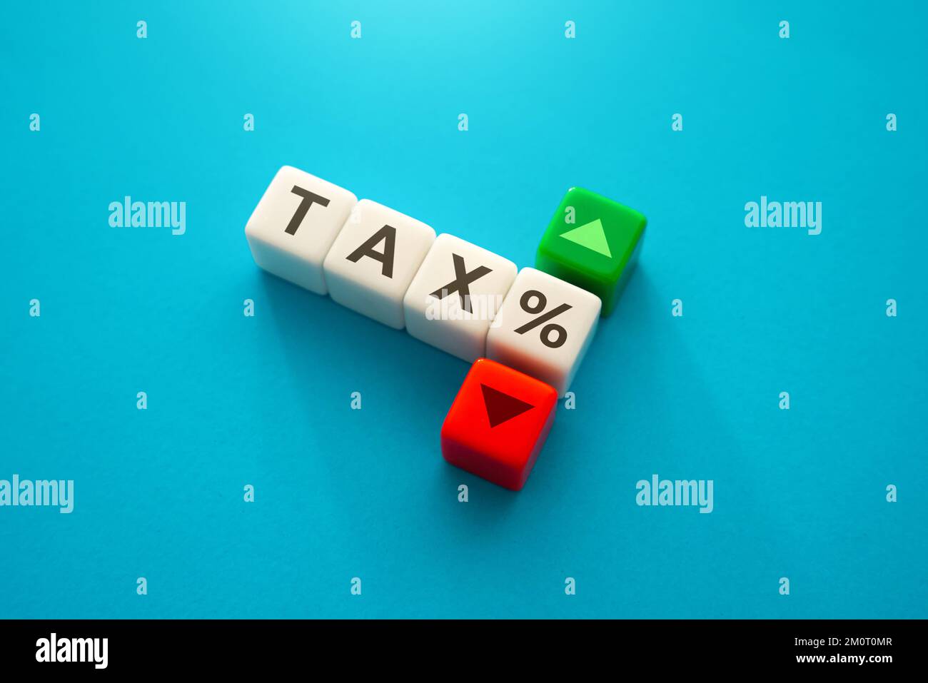 L'aliquota fiscale aumenta e diminuisce. Fiscalità. L'onere fiscale che grava sulle imprese e sulla popolazione. Politica monetaria, sistema finanziario. Calcolo e retribuzioni Foto Stock