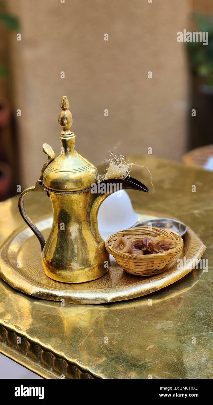 Una caffettiera araba dorata con dolci Foto stock - Alamy
