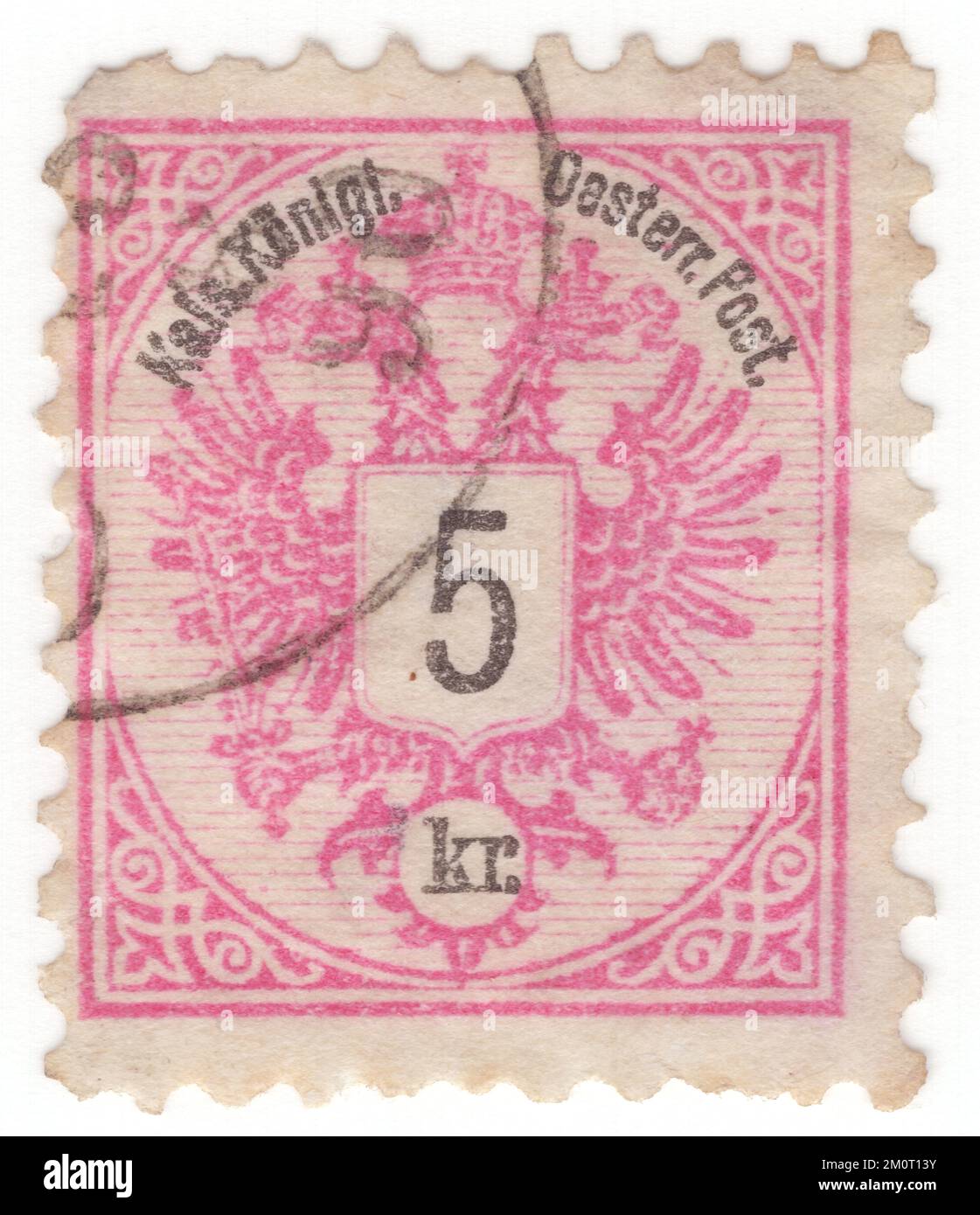 AUSTRIA — 1883: Francobollo kreuzer del 5 raffigurante stemma della monarchia austriaca. L'aquila a doppia testa della Casa regnante di Asburgo-Lorena fu usata dalle istituzioni imperiali e reali (k. u. k.) comuni dell'Austria-Ungheria o dalla monarchia doppia. L'aquila a doppia testa (o aquila a doppia testa) è una carica associata al concetto di Impero. La maggior parte degli usi moderni del simbolo sono direttamente o indirettamente associati al suo uso da parte del tardo Impero Bizantino, originariamente un emblema dinastico dei Palaiologi Foto Stock