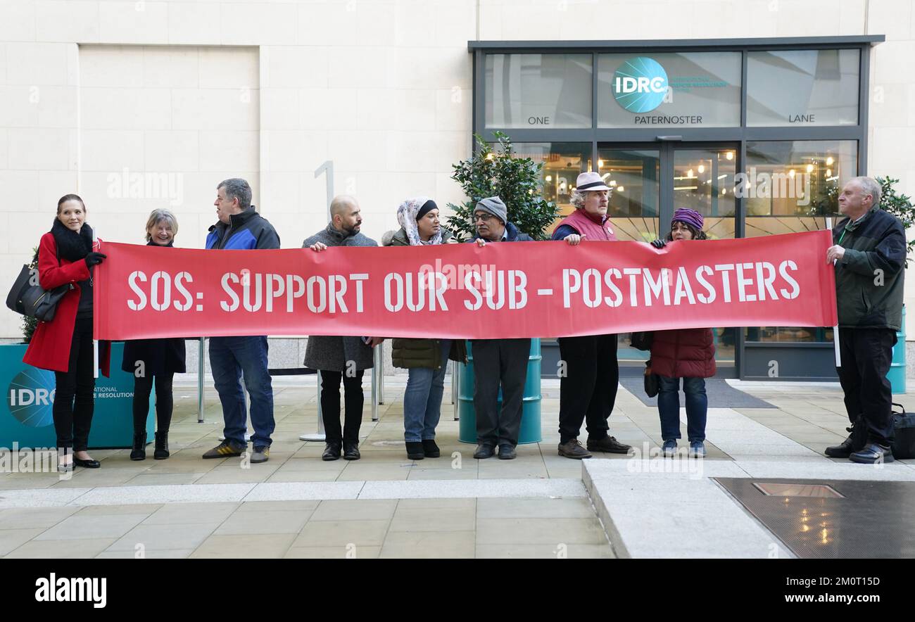 I manifestanti al di fuori dell'indagine IT dell'ufficio postale Horizon presso l'International Dispute Resolution Centre di Londra, in vista dell'audizione di un giorno sulle questioni relative al risarcimento. Tra il 2000 e il 2014, più di 700 sub-postmaster e sub-postmistresses (SPM) sono stati perseguiti falsamente sulla base di informazioni provenienti dal sistema informatico Horizon, installato e gestito da Fujitsu. Data immagine: Giovedì 8 dicembre 2022. Foto Stock