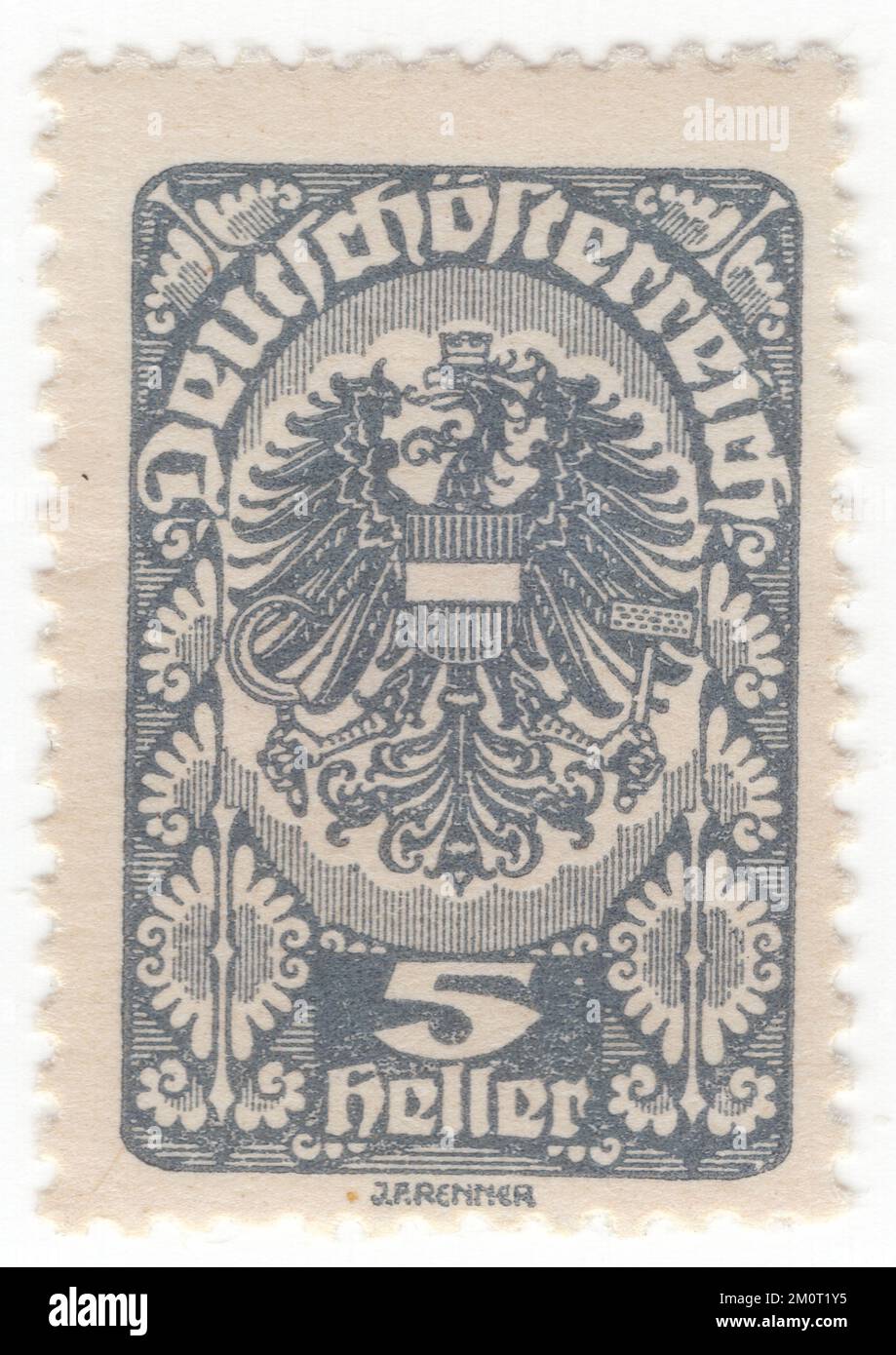 AUSTRIA — 1920: Francobollo grigio heller del 5 raffigurante il mantello di armi della Repubblica d'Austria, che nelle sue prime forme fu utilizzato dalla prima Repubblica austriaca a partire dal 1919. Si compone di un'aquila nera a testa singola, galleggiante, con braccia dorate e una lingua rossa, il cui petto è coperto da uno scudo rosso attraversato da una traversa d'argento. L'aquila indossa una corona murale dorata con tre pinnacoli visibili sulla testa. Nel suo talon destro porta una falce dorata con il bordo rivolto verso l'interno, nel talon sinistro un martello d'oro Foto Stock