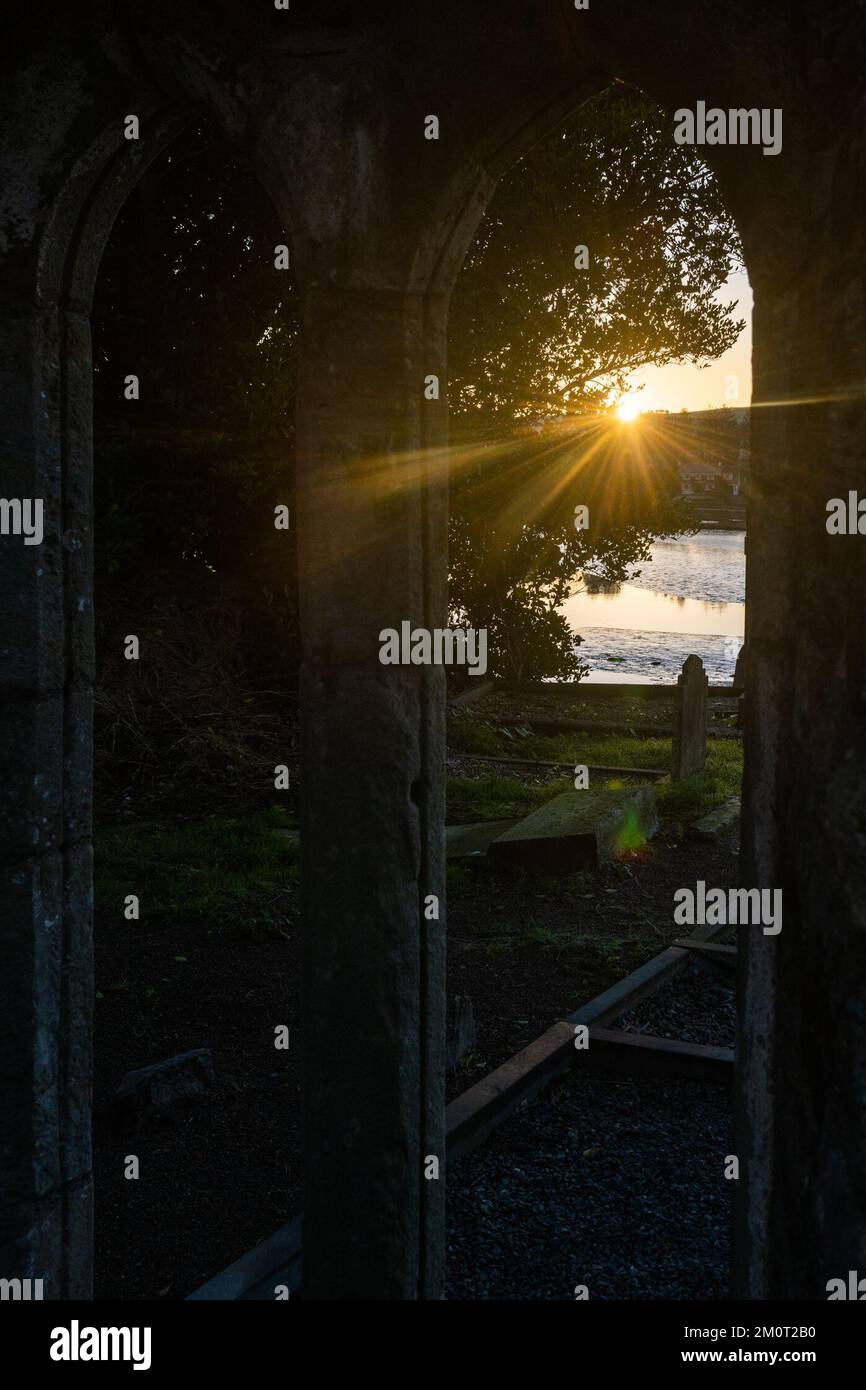 Timoleague, West Cork, Irlanda. 8th Dec, 2022. Questa mattina il sole sorge sul cimitero del Frantisiscan Friary di Timoleague, mentre l'Irlanda si è svegliata stamani con una coperta di gelo dopo che le temperature sono scese al di sotto dello zero durante la notte. Credit: AG News/Alamy Live News Foto Stock