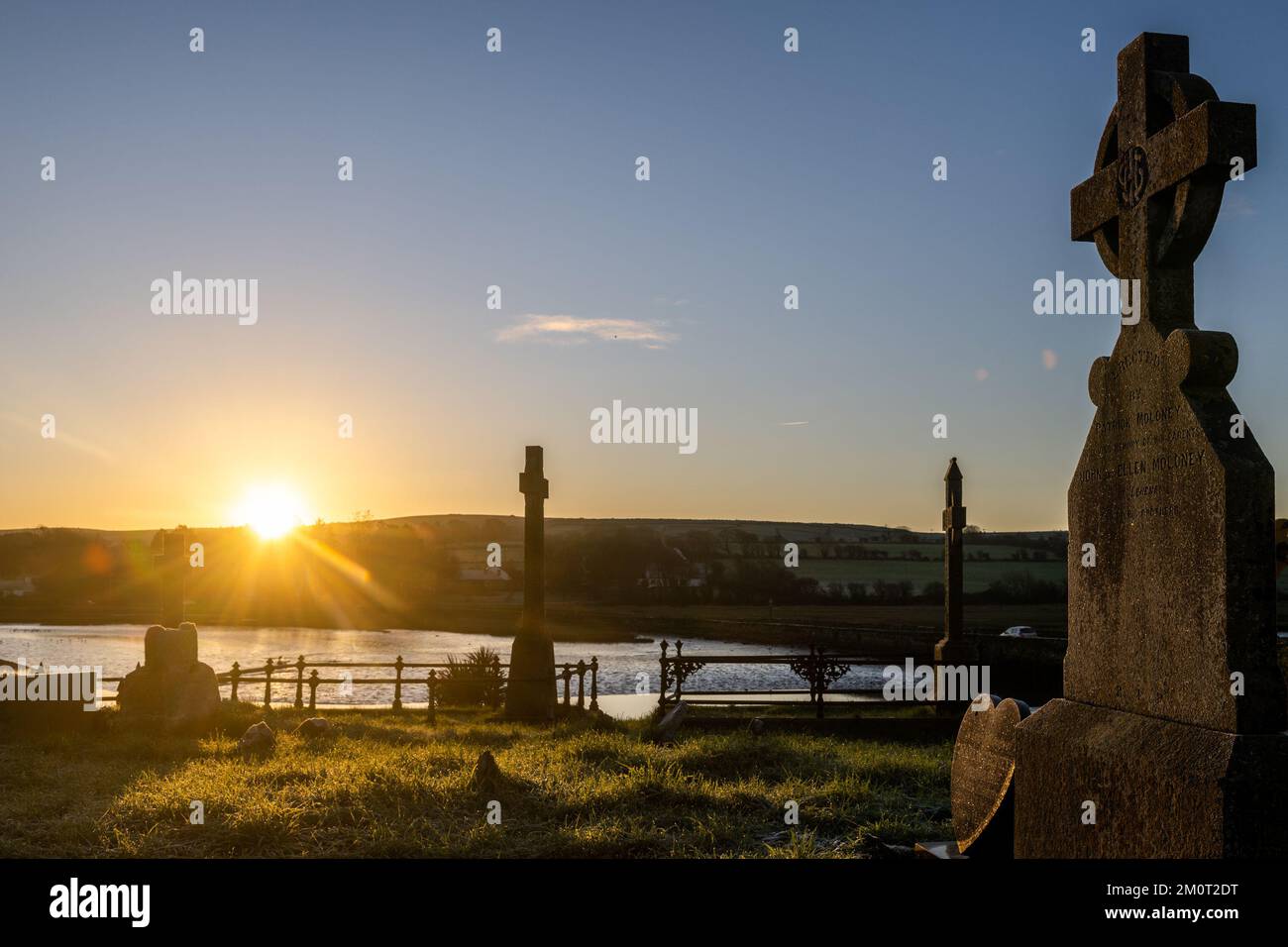 Timoleague, West Cork, Irlanda. 8th Dec, 2022. Questa mattina il sole sorge sul cimitero del Frantisiscan Friary di Timoleague, mentre l'Irlanda si è svegliata stamani con una coperta di gelo dopo che le temperature sono scese al di sotto dello zero durante la notte. Credit: AG News/Alamy Live News Foto Stock