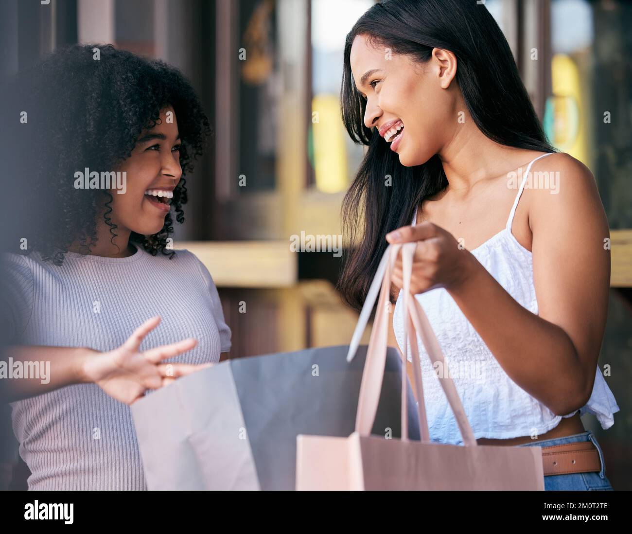 Donne, shopping bag e al dettaglio promozione conversazione in shopping mercato per la moda di lusso, sconto finanziario e prodotto di design. Amici Foto Stock