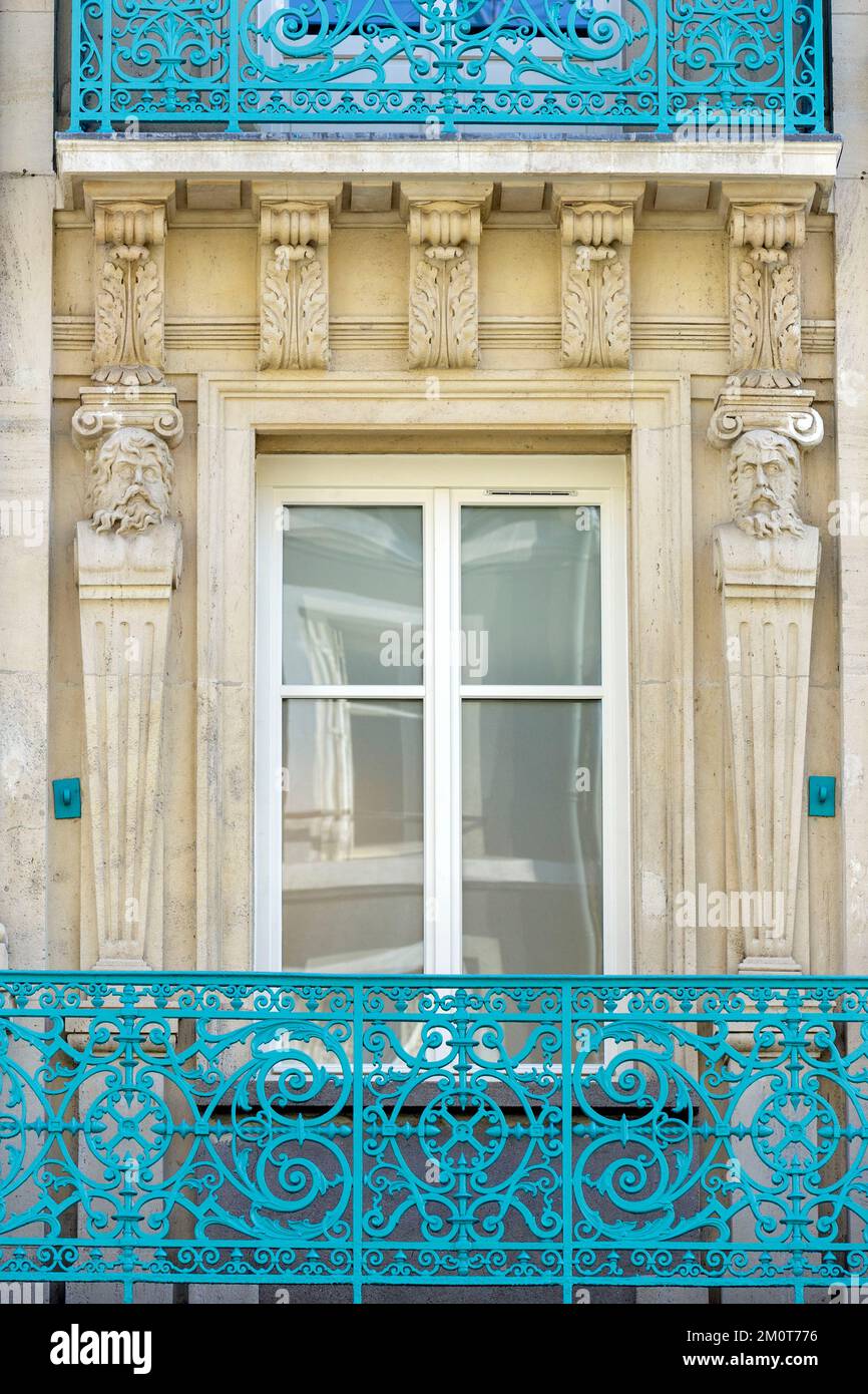 Francia, Meurthe et Moselle, Nancy, particolare della facciata e del balcone dell'edificio situato 11 Rue du Pont Mouja in stile neoclassico costruito nel 1881 che è sempre stato utilizzato per le attività commerciali Foto Stock