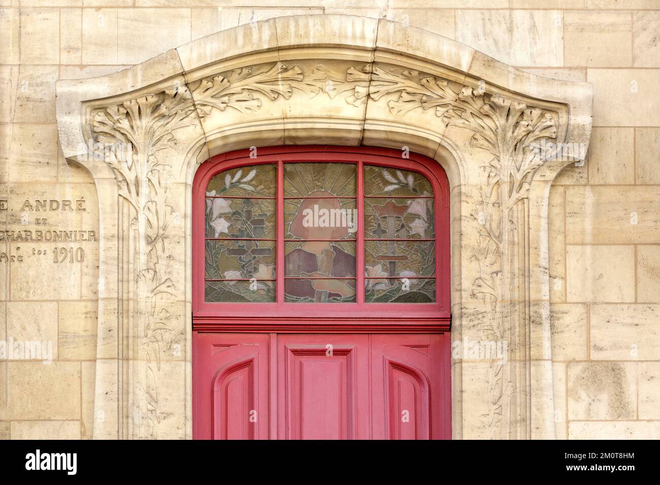 Francia, Meurthe et Moselle, Nancy, porta dell'edificio di appartamenti in stile Art Nouveau denominato edificio Duscert dagli architetti Emile Andre e Paul Charbonnier costruito nel 1910 con una vetrata sul lucernario sopra la porta che rappresenta Jeanne d'Arc (Giovanna d'Arco), La croce di Lorena e un cardo di Georges Janin si trova Rue Jeanne d'Arc Foto Stock