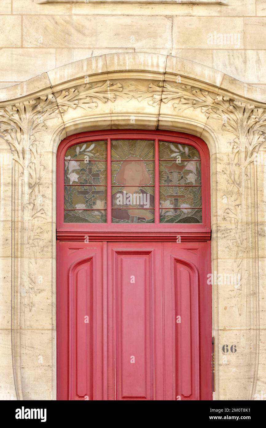 Francia, Meurthe et Moselle, Nancy, porta dell'edificio di appartamenti in stile Art Nouveau denominato edificio Duscert dagli architetti Emile Andre e Paul Charbonnier costruito nel 1910 con una vetrata sul lucernario sopra la porta che rappresenta Jeanne d'Arc (Giovanna d'Arco), La croce di Lorena e un cardo di Georges Janin si trova Rue Jeanne d'Arc Foto Stock