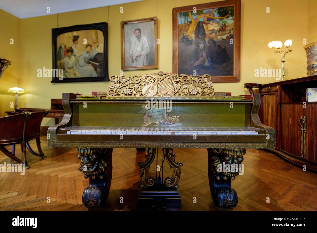 Francia, Meurthe et Moselle, Nancy, Musee de l'Ecole de Nancy (museo della scuola di Nancy) ex mecene Eugene Corbin casa dedicata all'Art Nouveau, Pianoforte medio-grande di Mangeot pianista in legno scolpito e dipinto da Auguste Majorelle nel 1878 padre di Louis Majorelle e ritratto di Jacques Majorelle figlio di Louis Majorelle e pittore francese Foto Stock