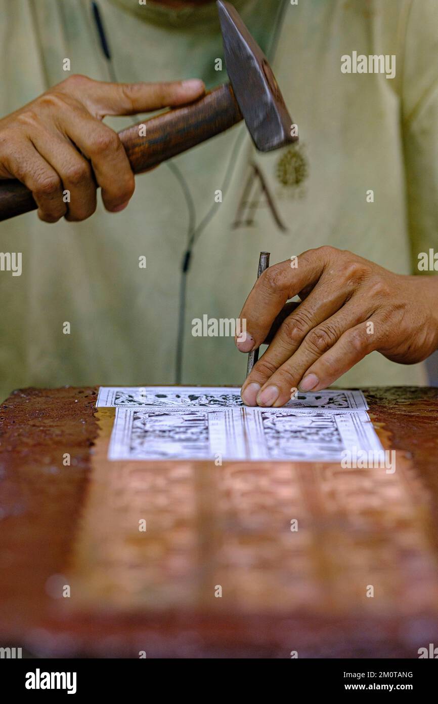 Cambogia, artigianato, taglio pezzi d'argento Foto Stock