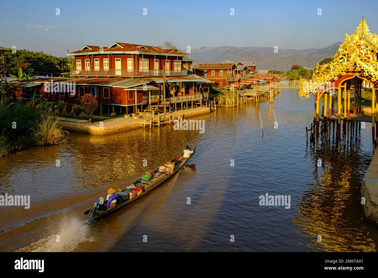 Myanmar - Birmania, Stato Shan, lago Inle, villaggio di nam Hu - Nam Oo, Phaung Daw Oo pagoda Foto Stock