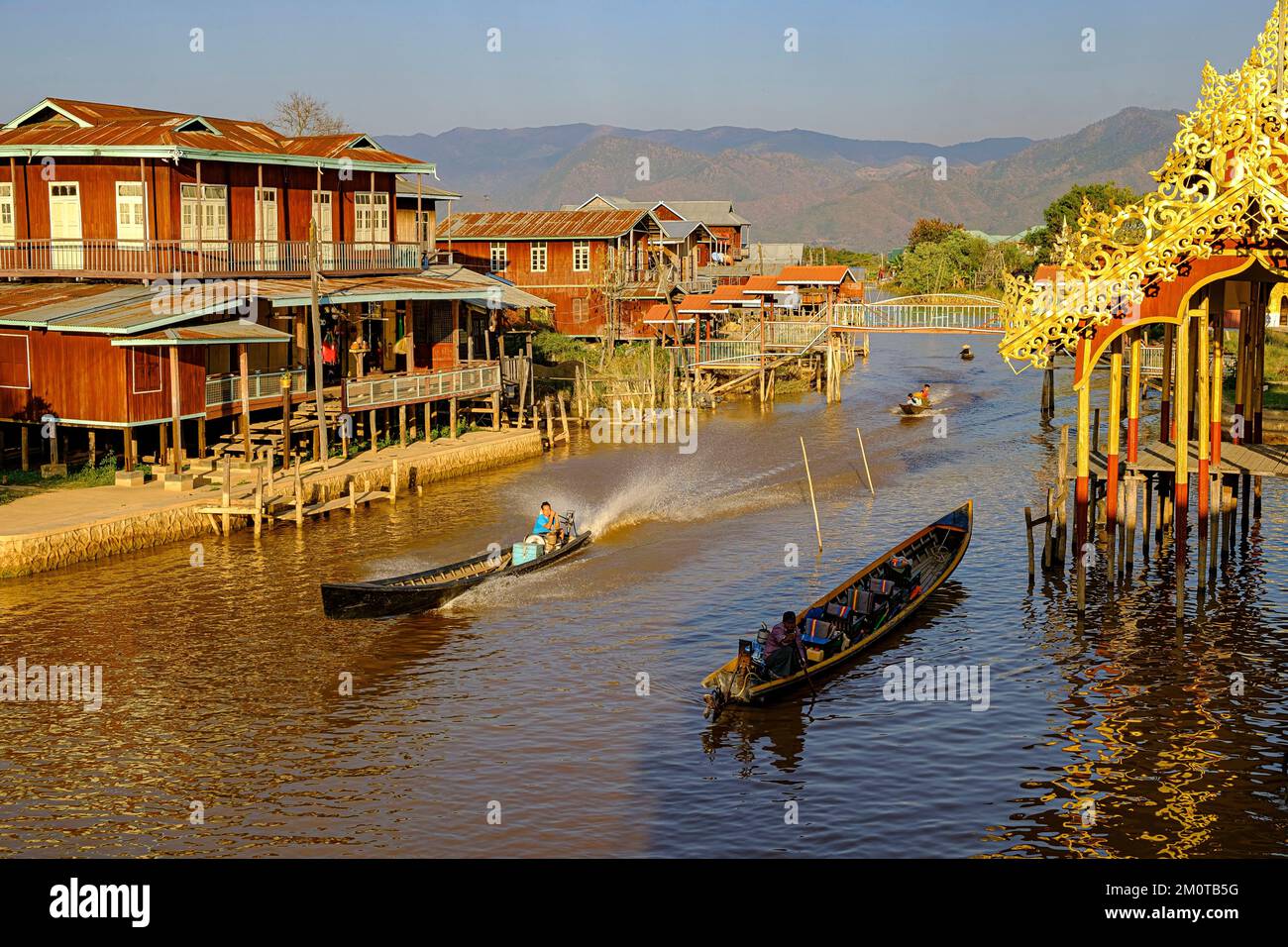 Myanmar - Birmania, Stato Shan, lago Inle, villaggio di nam Hu - Nam Oo, Phaung Daw Oo pagoda Foto Stock