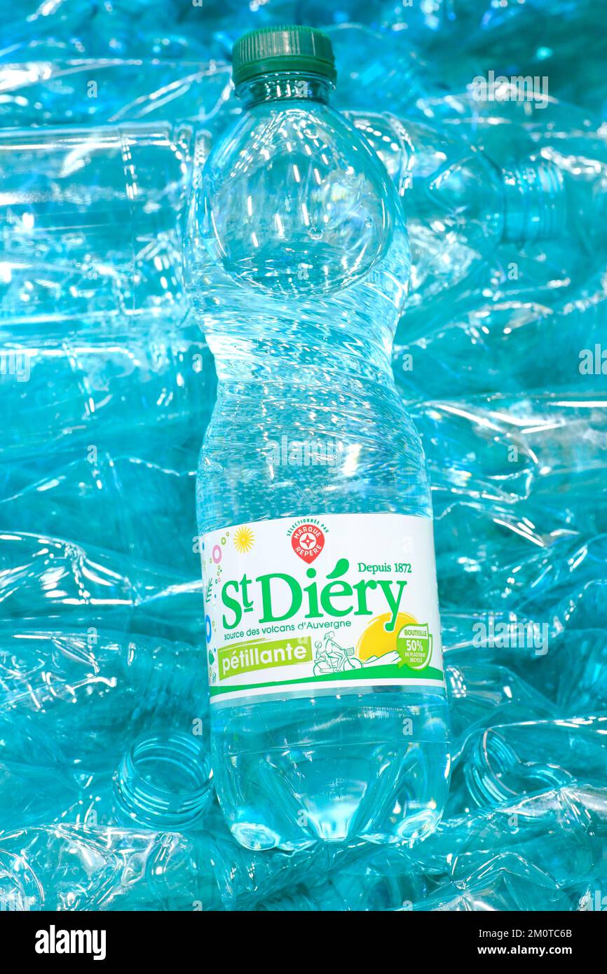 Francia, Puy de Dome, Saint DIERY, naturalmente frizzante Saint DIERY acqua minerale dalla sorgente di Renlaigue scoperto nel 1872, impianto di imbottigliamento (bottiglie in PET, polietilene tereftalato) Foto Stock