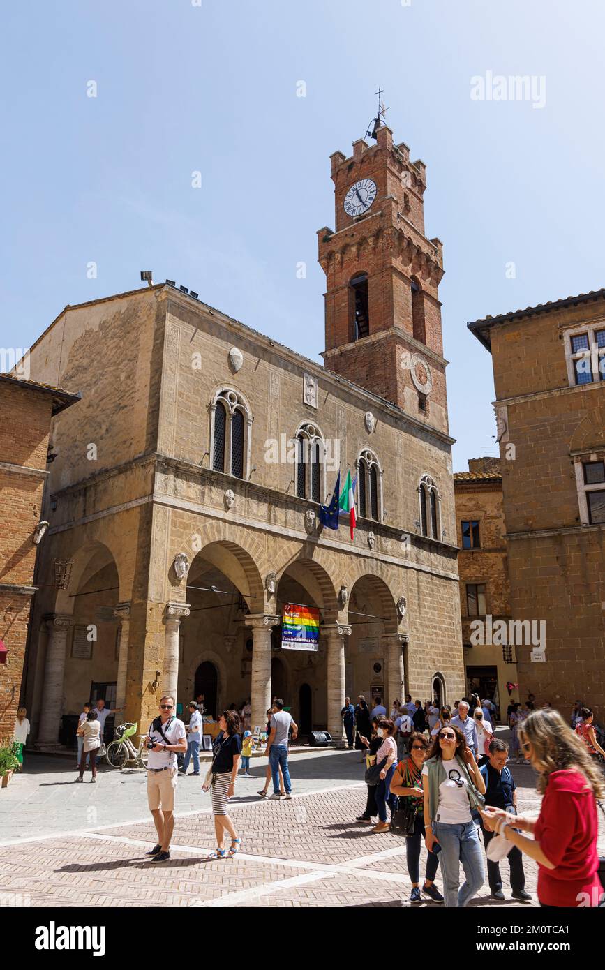 Italia, Toscana, Pienza, Val d'Orcia Patrimonio Mondiale dell'UNESCO, il Palazzo Comunale Foto Stock